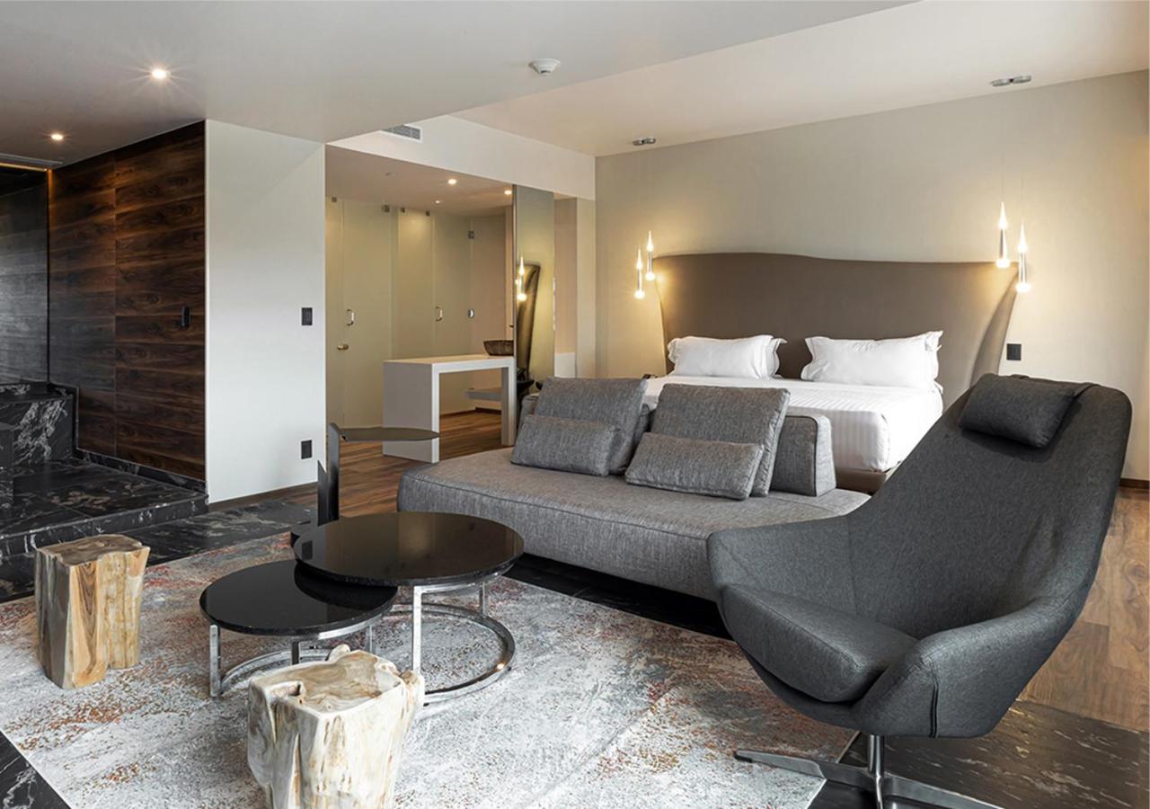 Deluxe Suite with Spa Bath - Photo 6