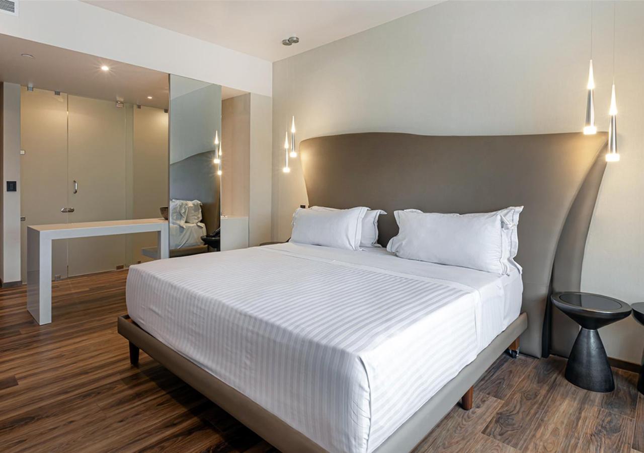 Deluxe Suite with Spa Bath - Photo 5