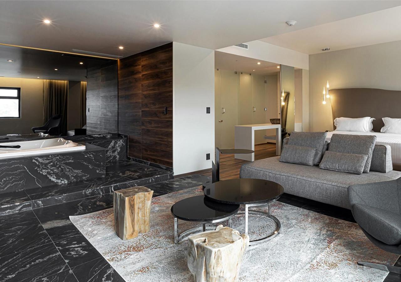 Deluxe Suite with Spa Bath - Photo 3
