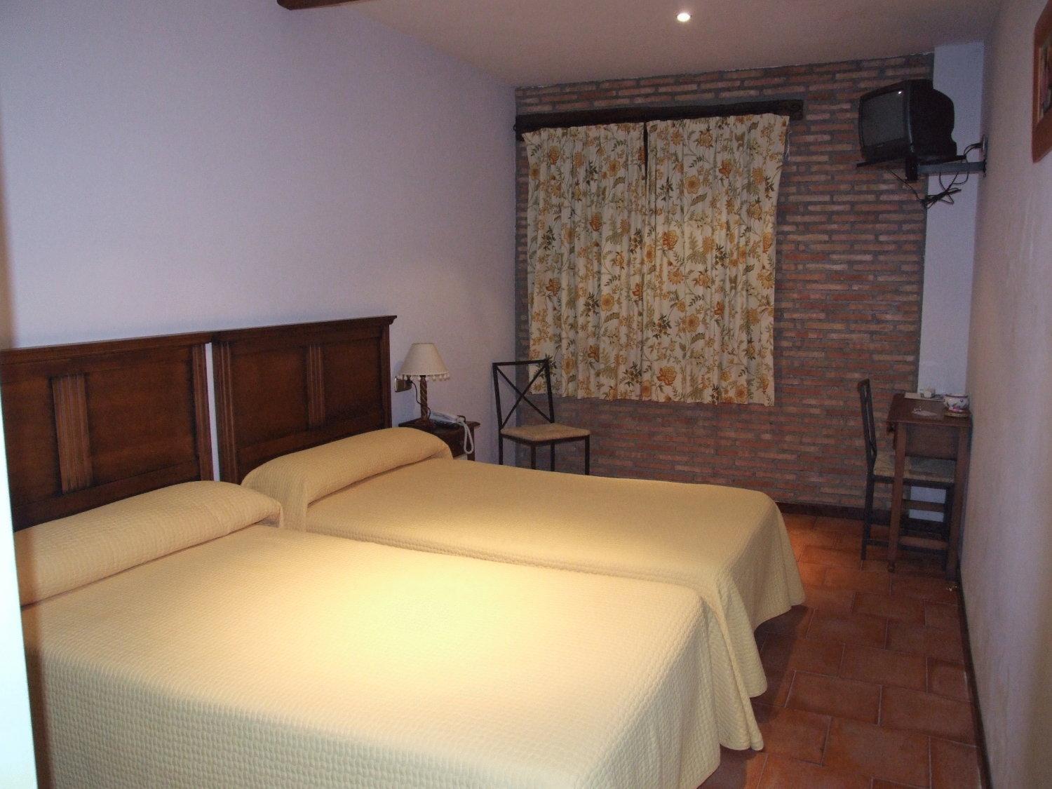 Twin Room - Photo 8
