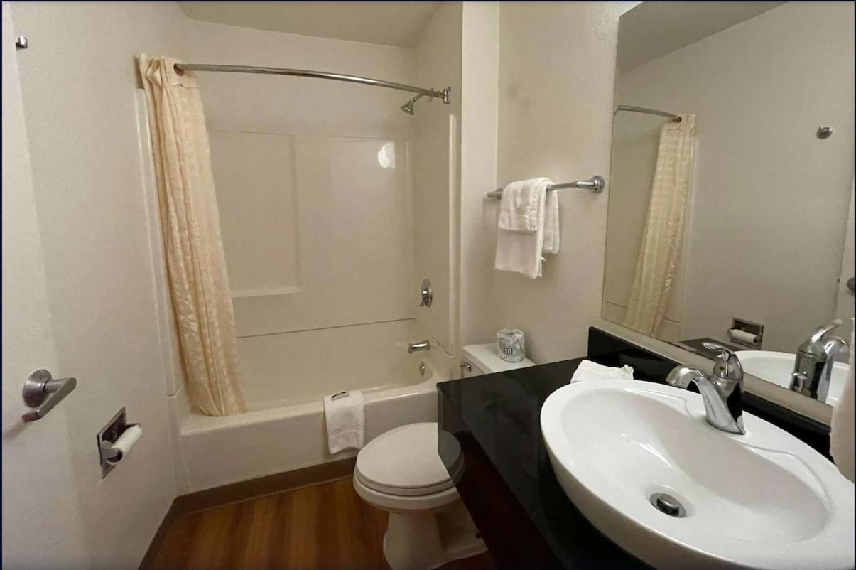 Queen Room - Non-Smoking photo 3