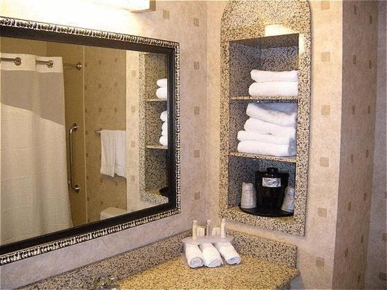 Queen Suite - Disability Access - Photo 2