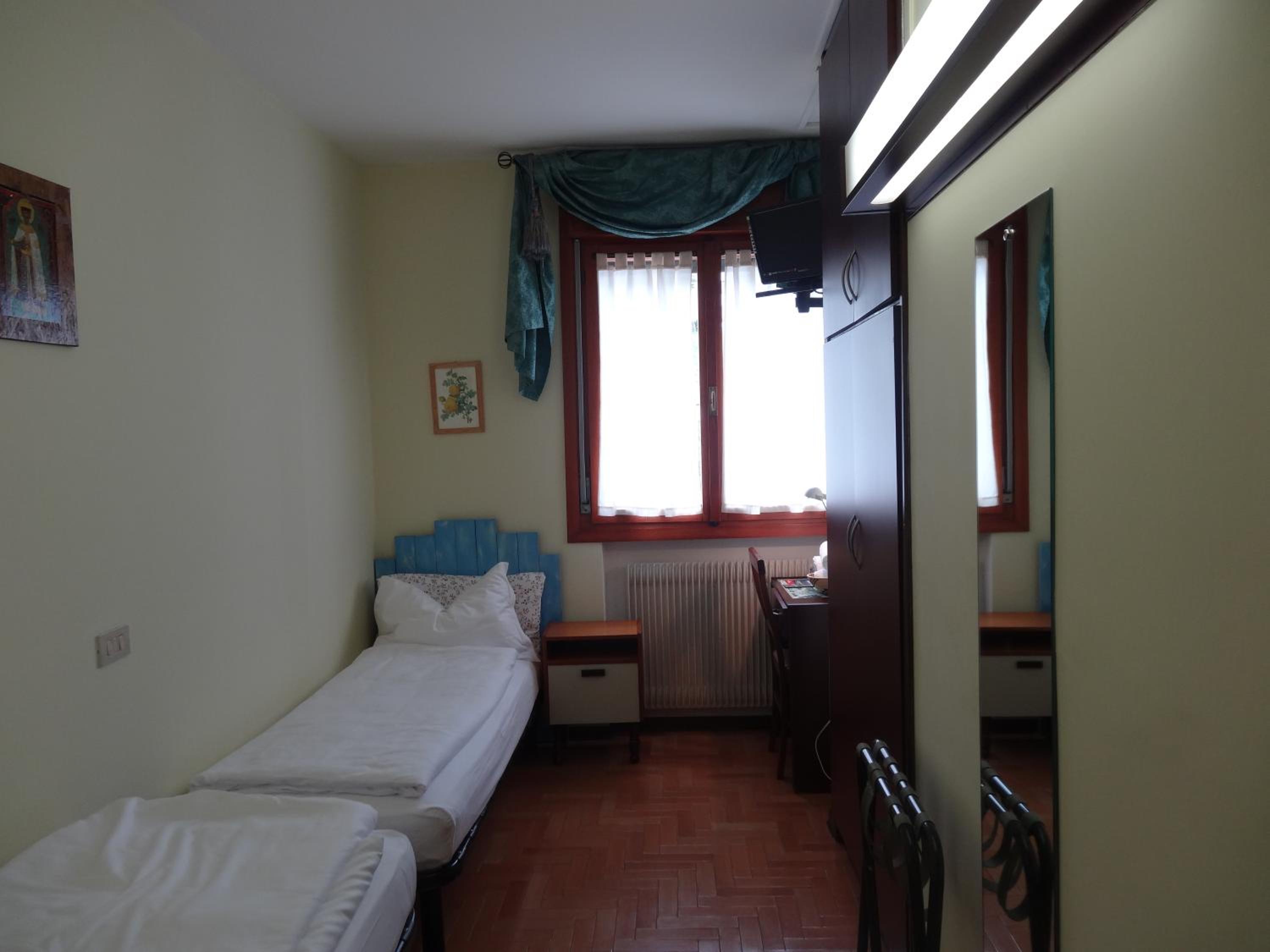 Economy Twin Room photo 1
