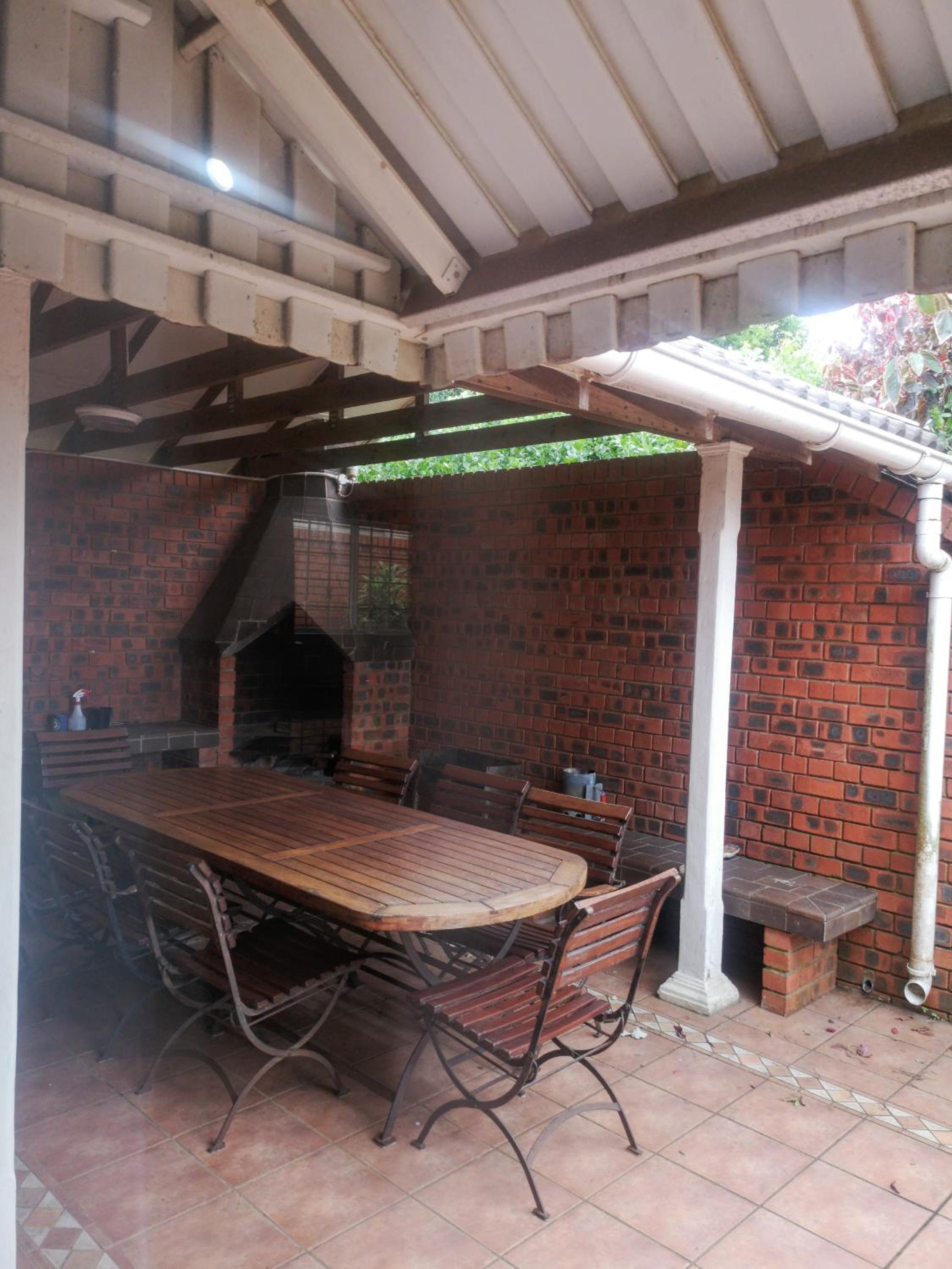 Five-Bedroom House - Photo 33