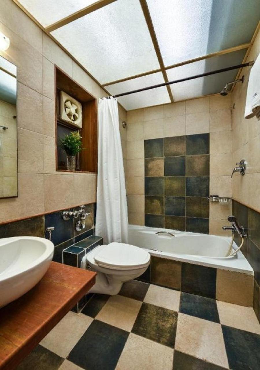 Super Deluxe Room with Bathtub and Balcony photo 3