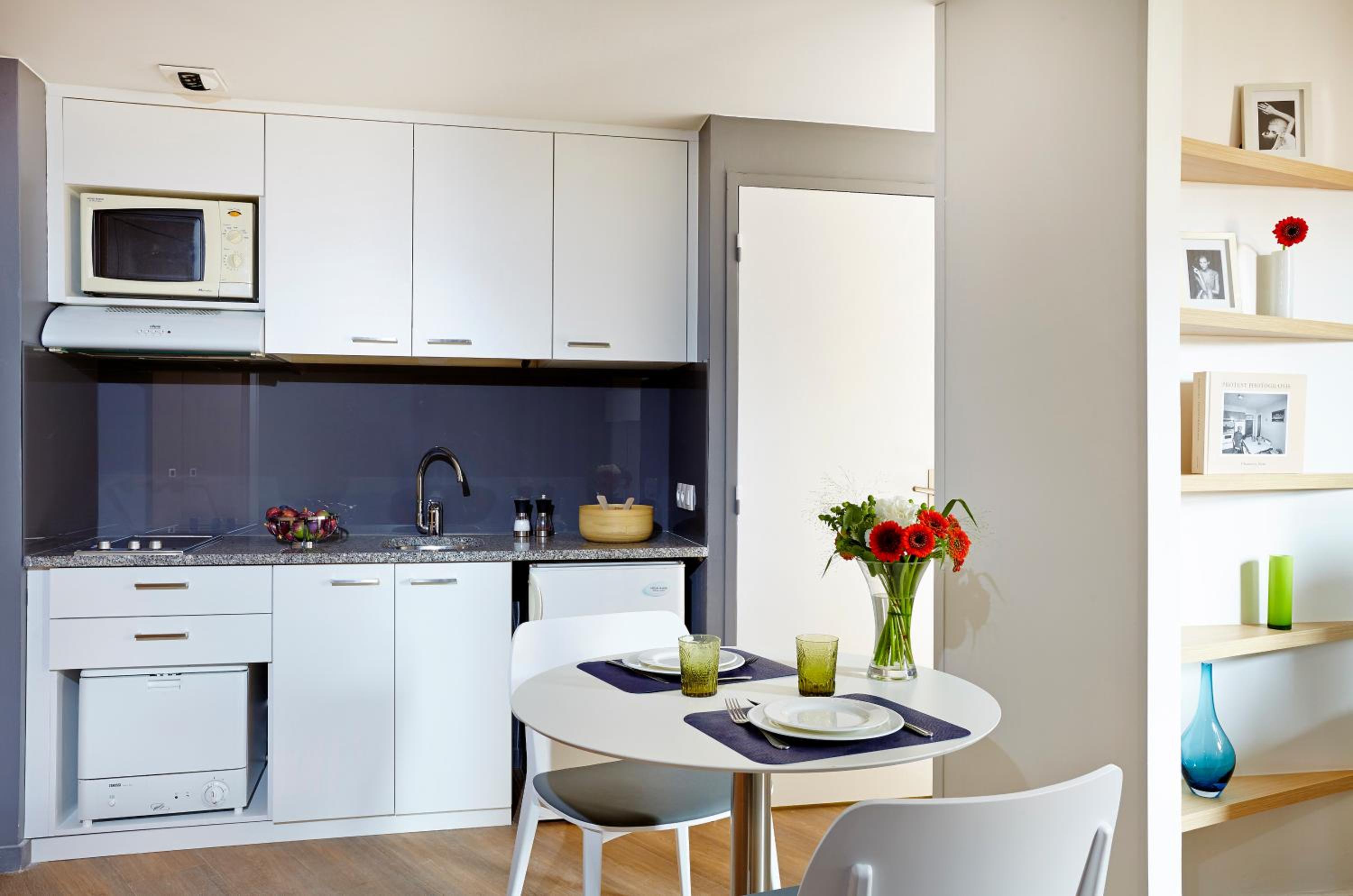 Deluxe One-Bedroom Apartment with Air Conditioning - Photo 3