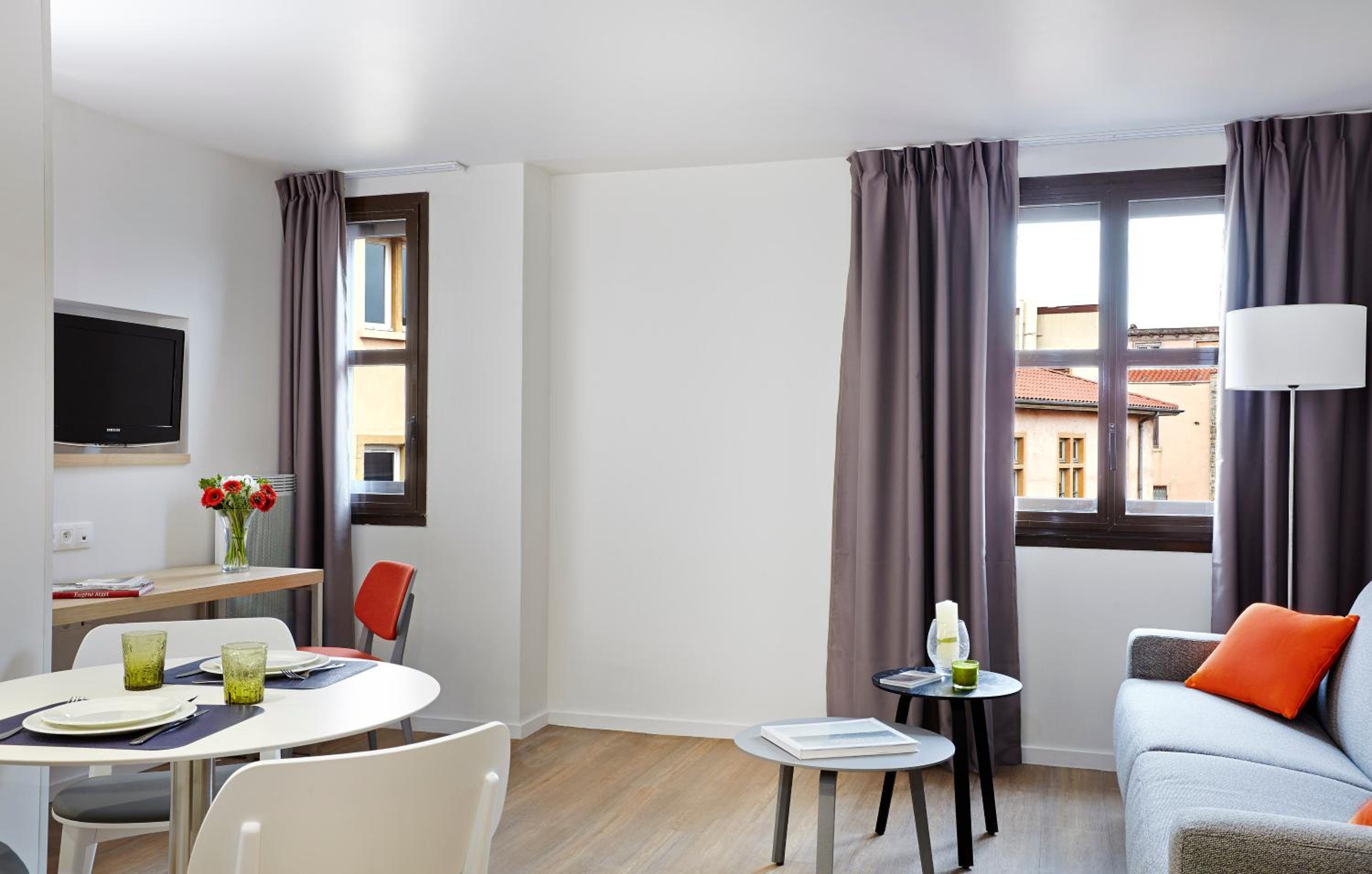 Deluxe One-Bedroom Apartment with Air Conditioning - Photo 4