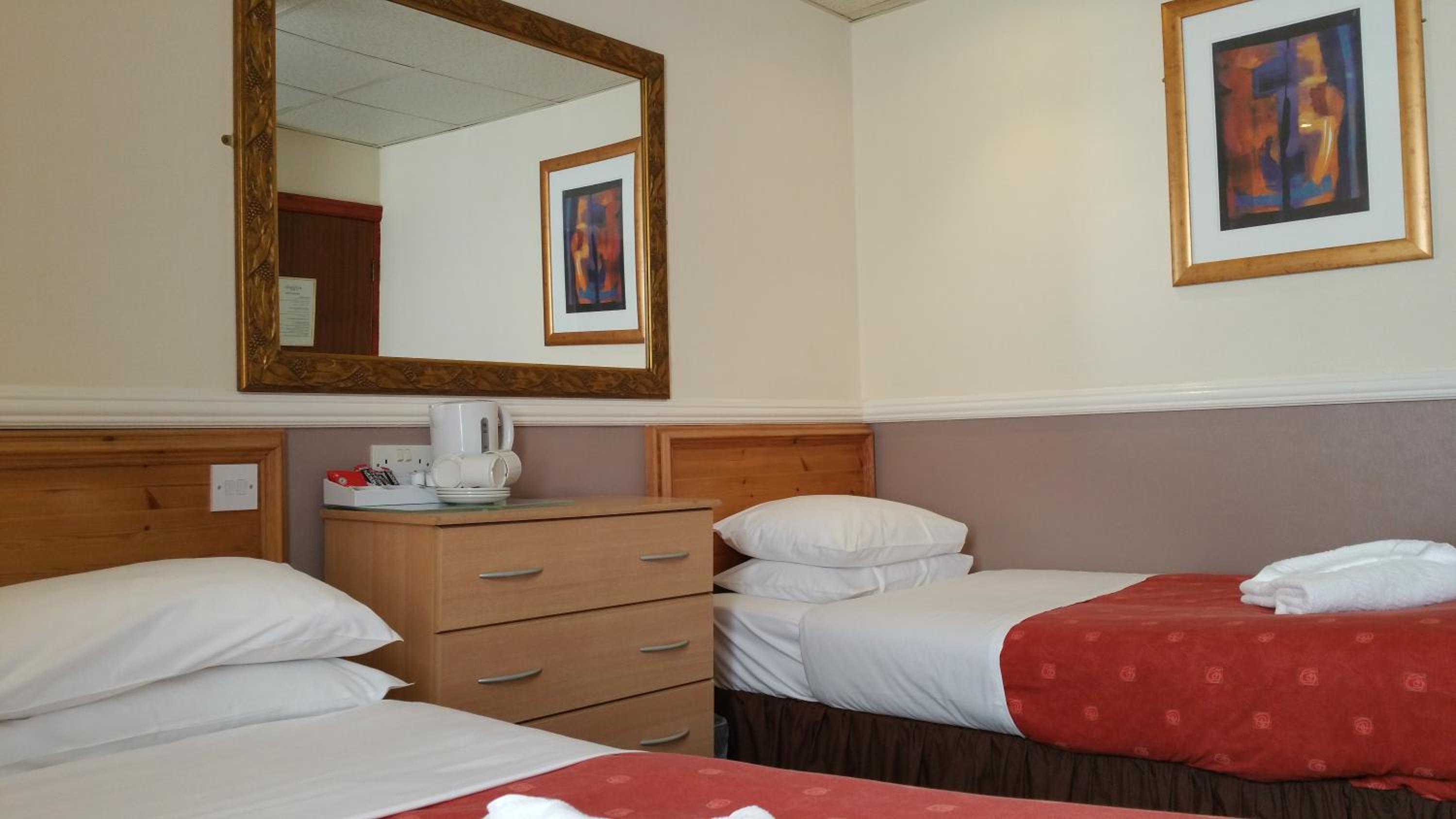 Twin Room with Private Bathroom - Photo 2