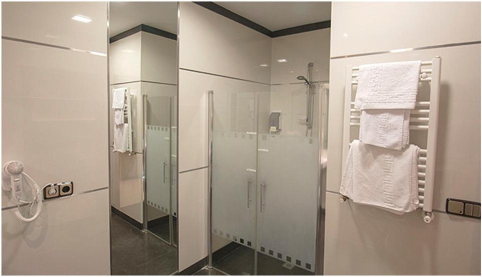 Queen Room - Disability Access photo 3
