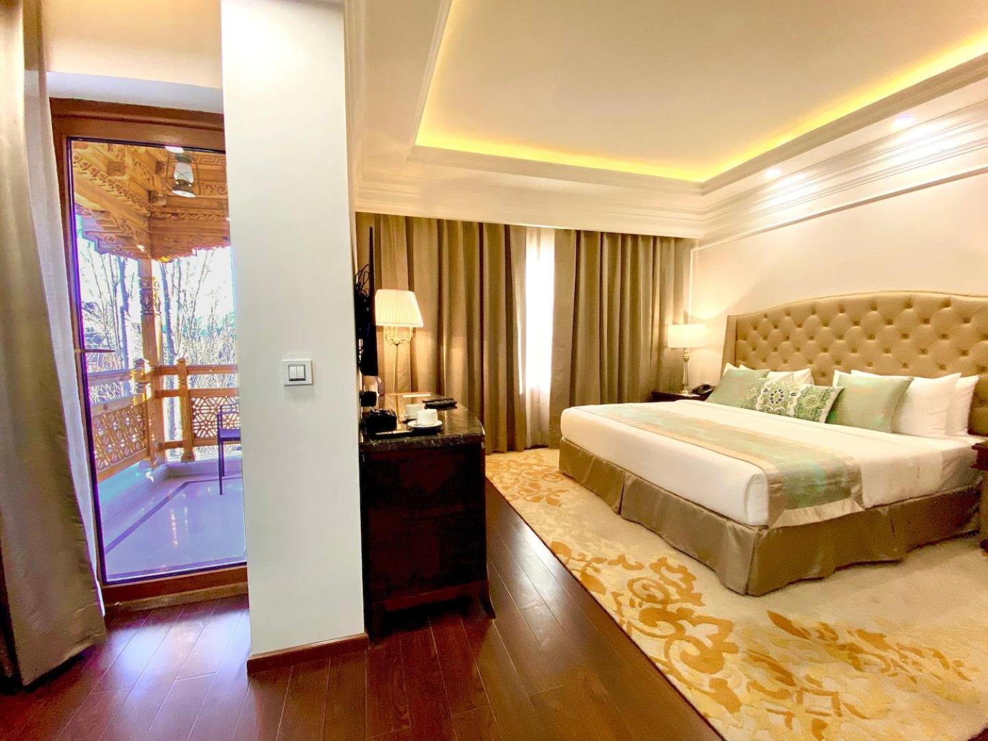 Deluxe Suite with Spa Bath - Photo 4