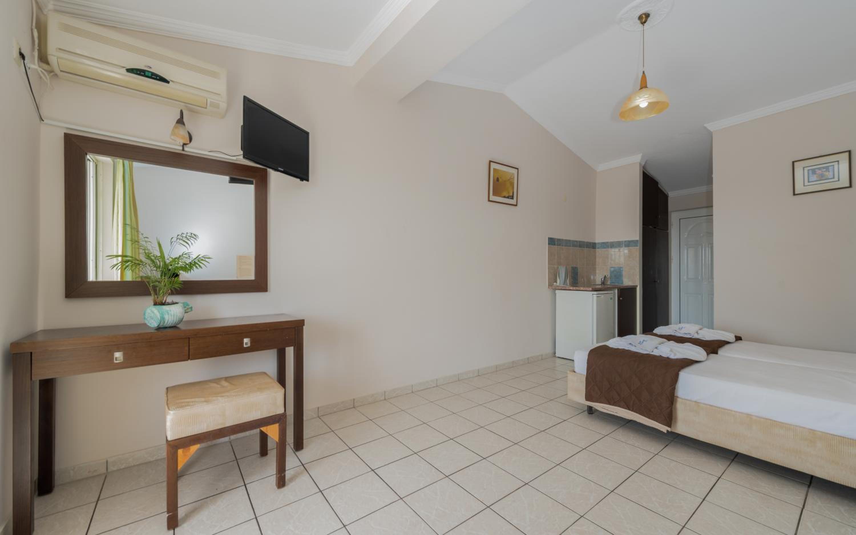 Double Room with Pool View photo 3