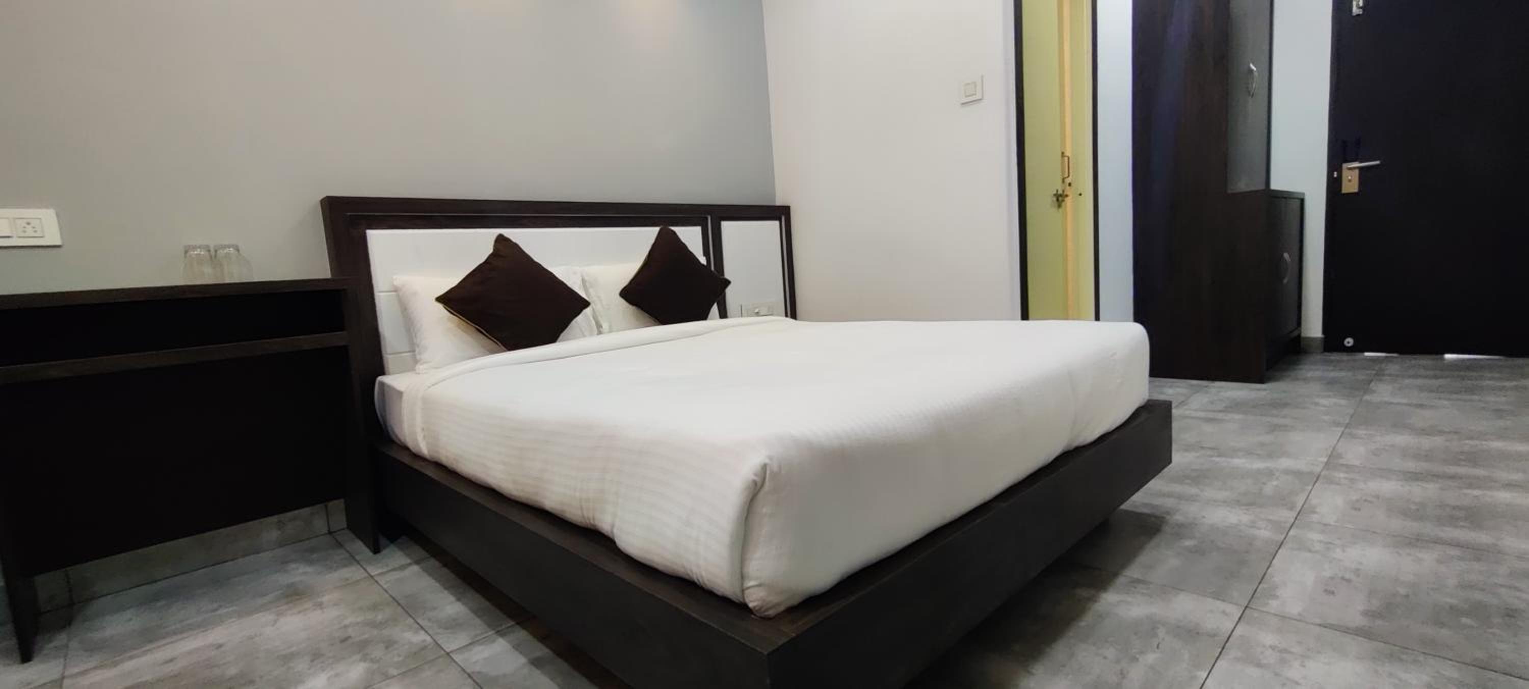 Double Room - Photo 8