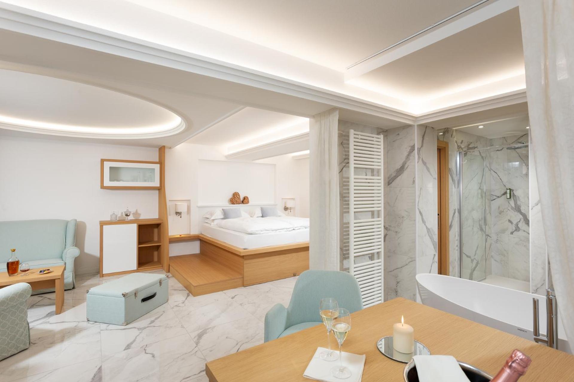 King Suite with Balcony - Photo 9