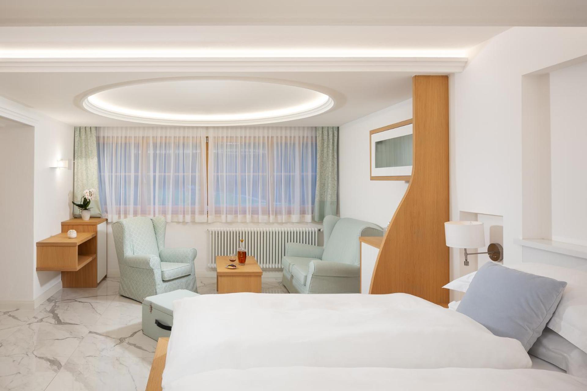King Suite with Balcony - Photo 8