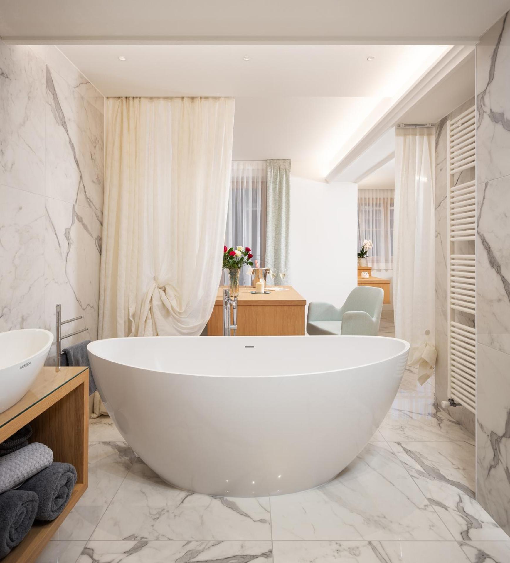 King Suite with Balcony - Photo 7
