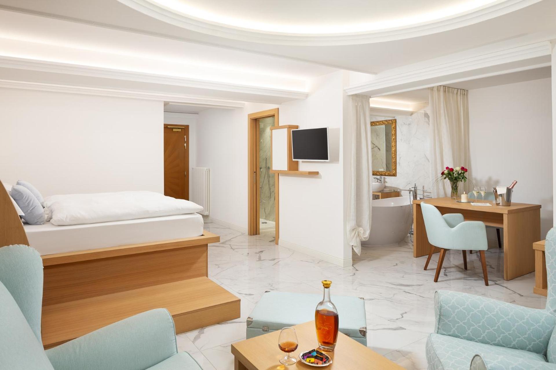 King Suite with Balcony - Photo 5