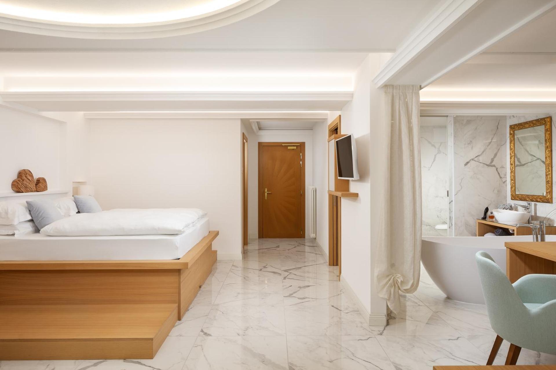 King Suite with Balcony - Photo 4
