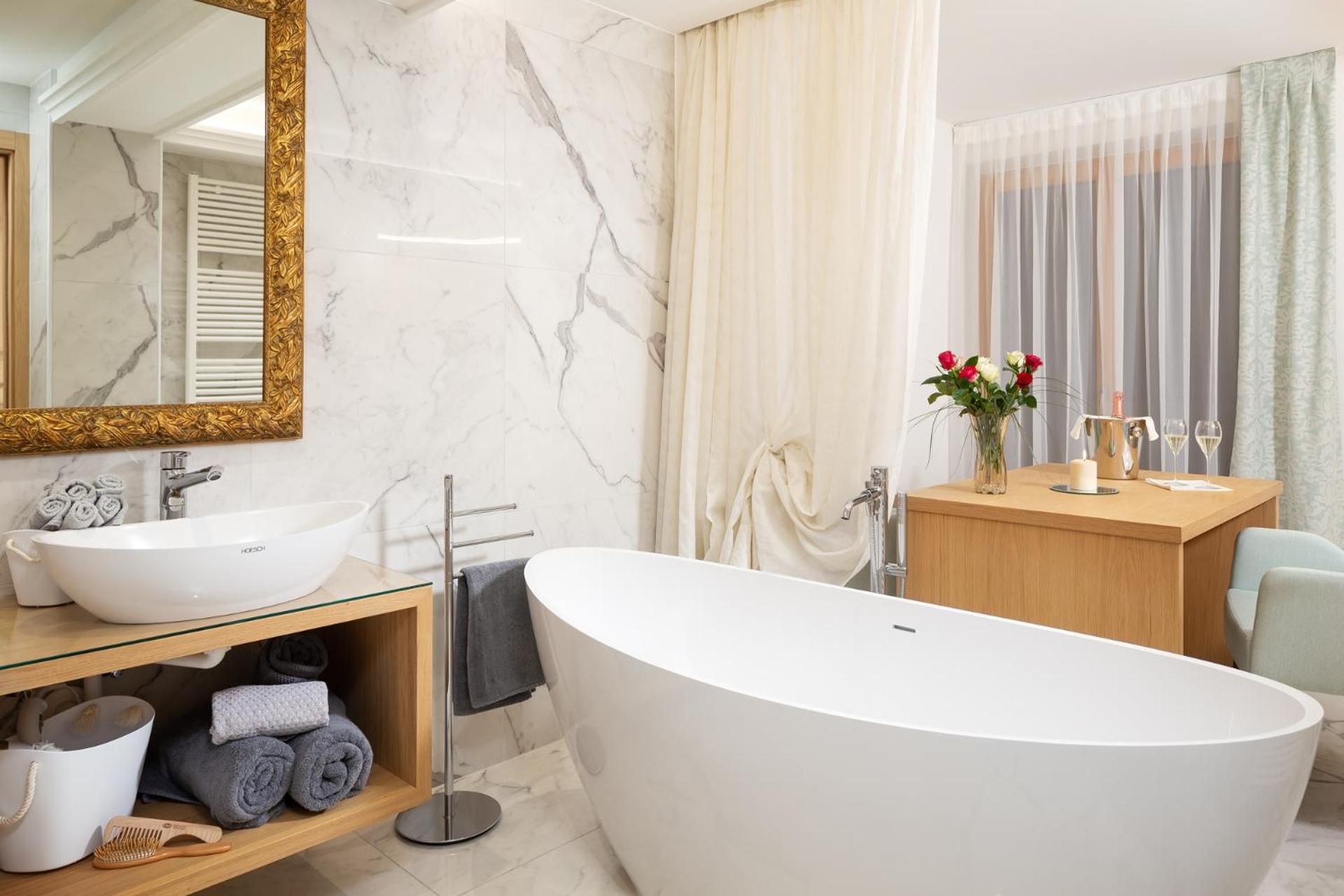 King Suite with Balcony - Photo 6