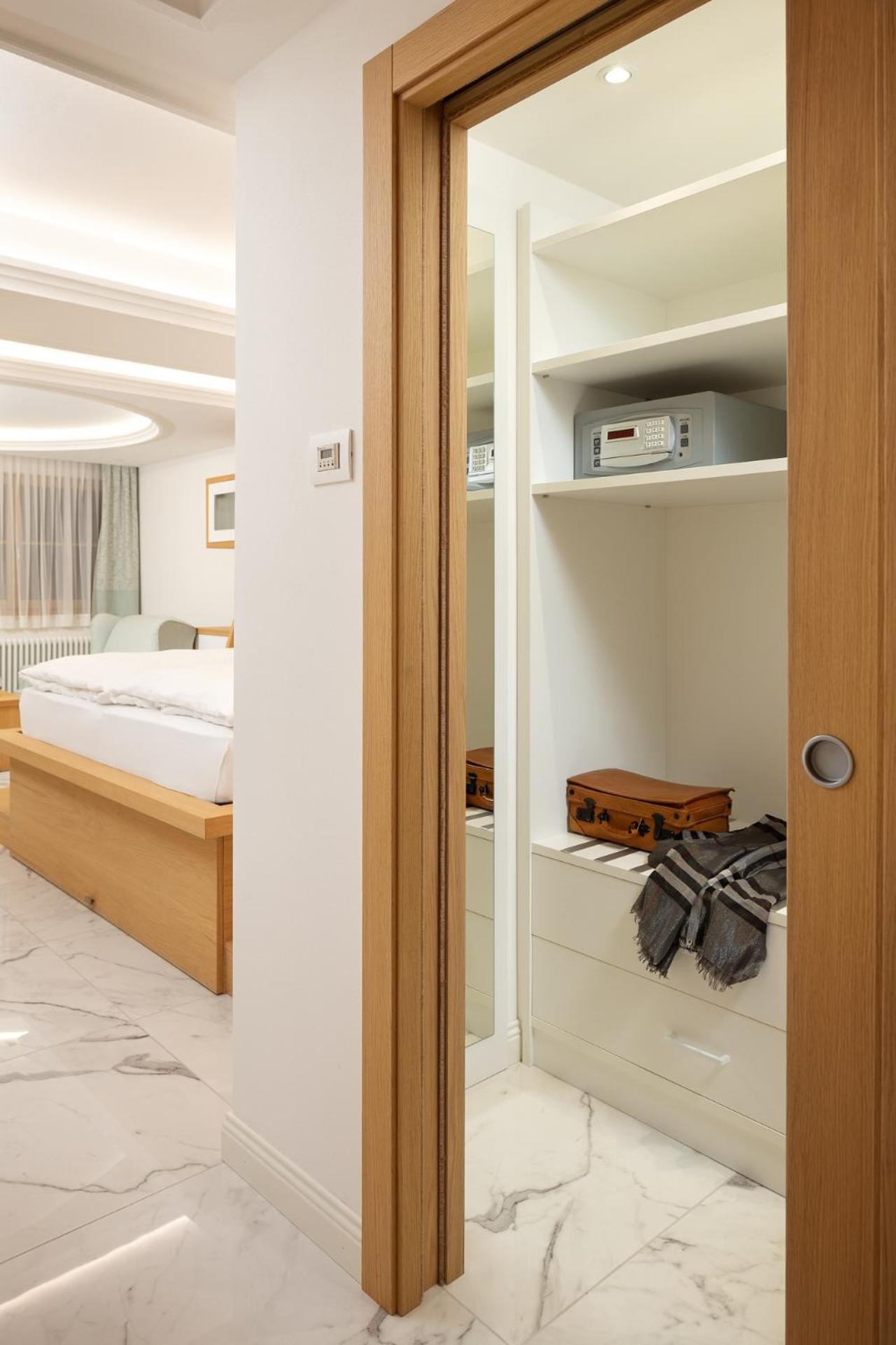 King Suite with Balcony - Photo 3