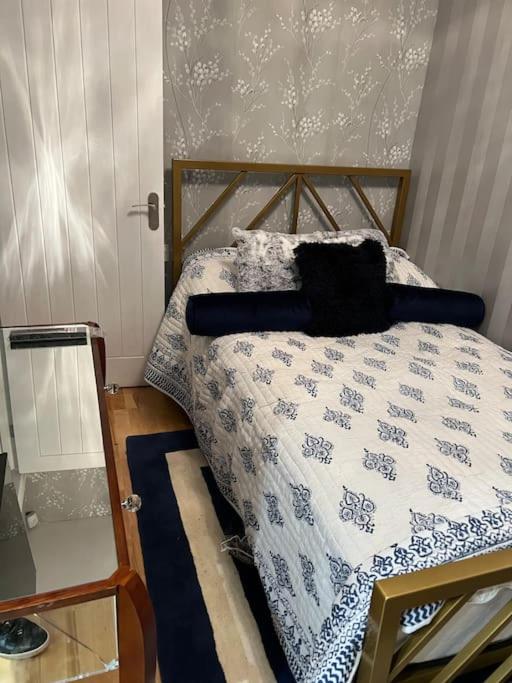 Three-Bedroom House - Photo 2