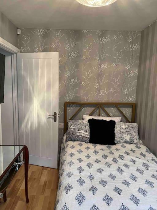 Three-Bedroom House - Photo 3