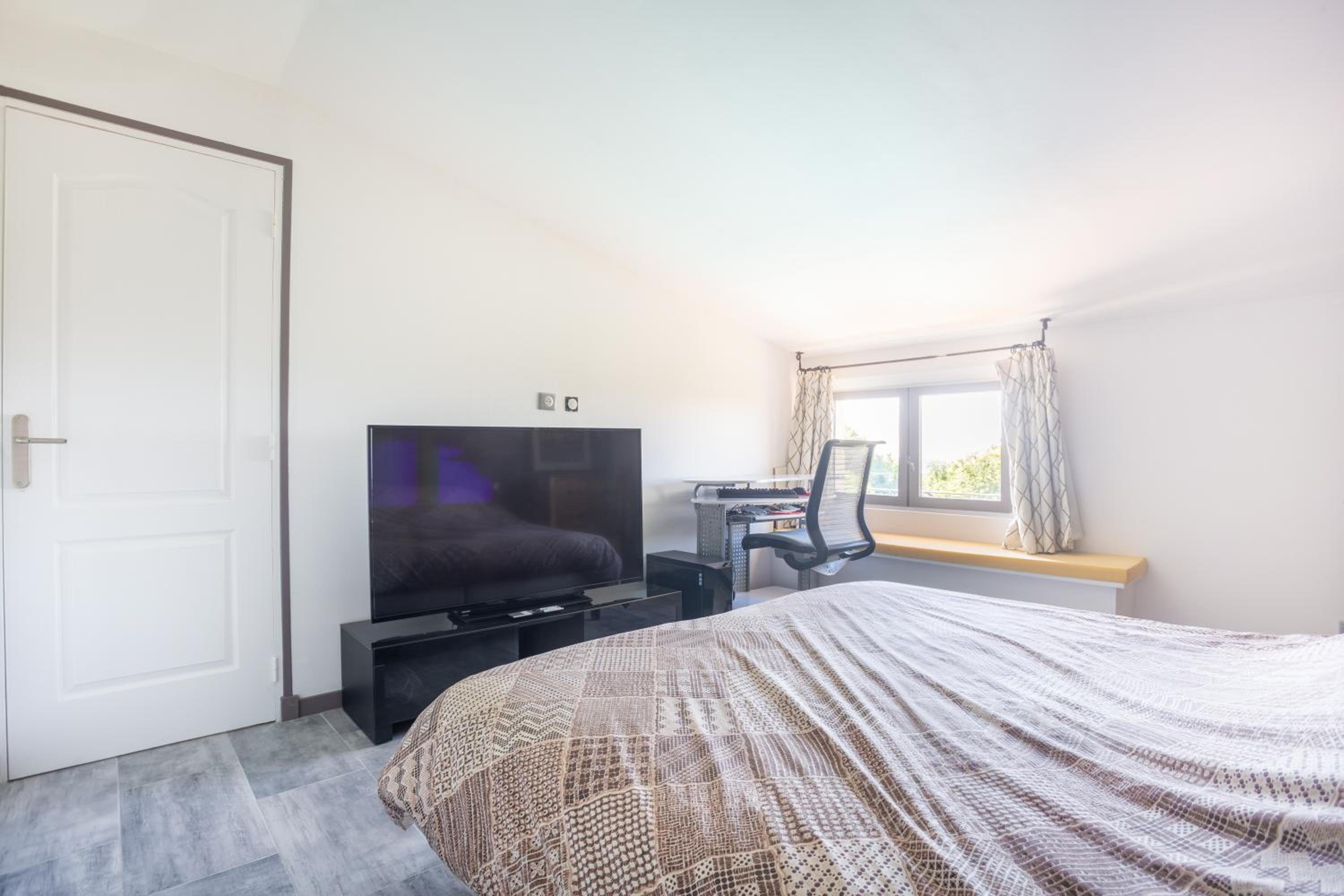 One-Bedroom Apartment - Photo 3