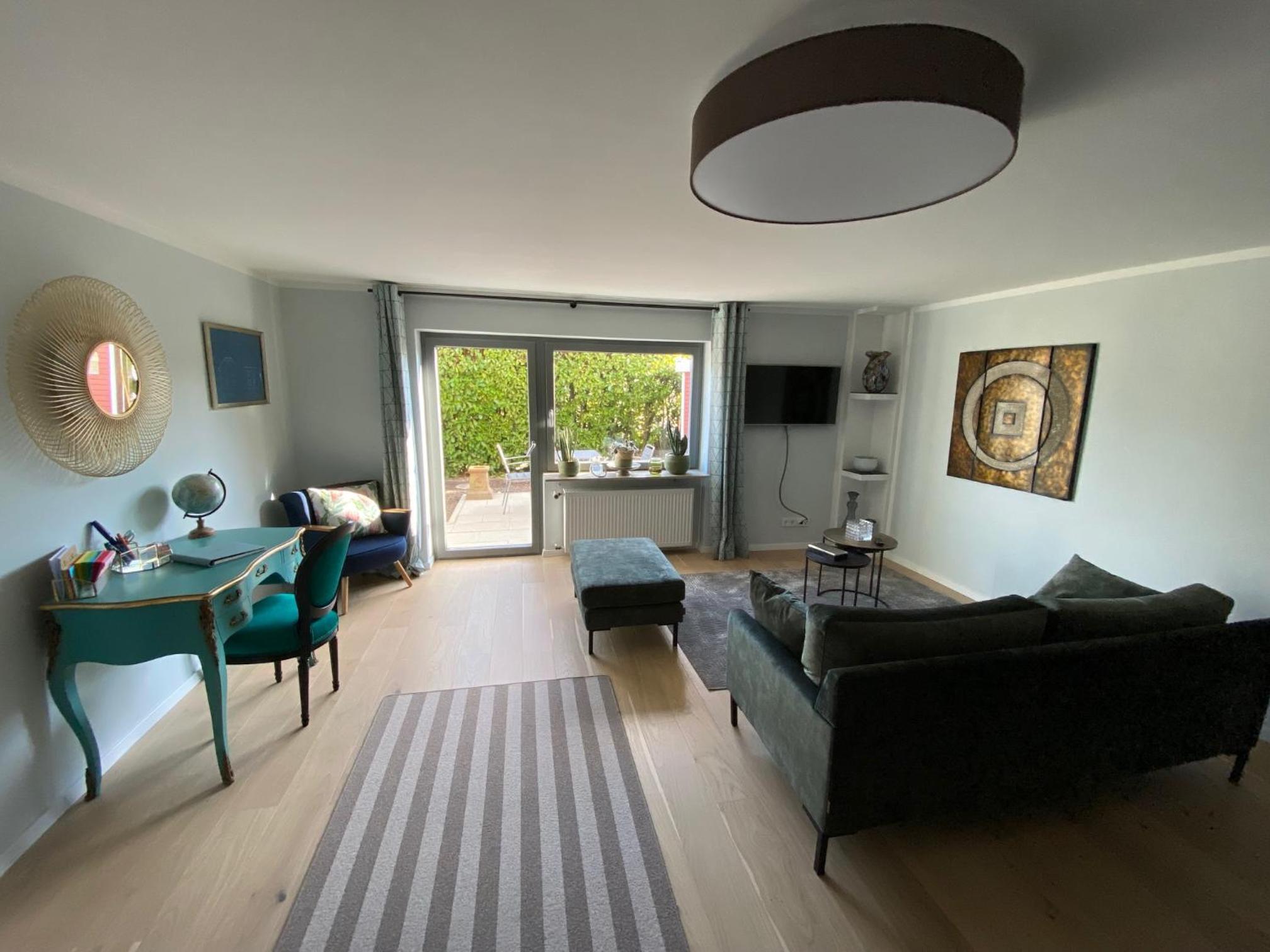 One-Bedroom Apartment photo 1