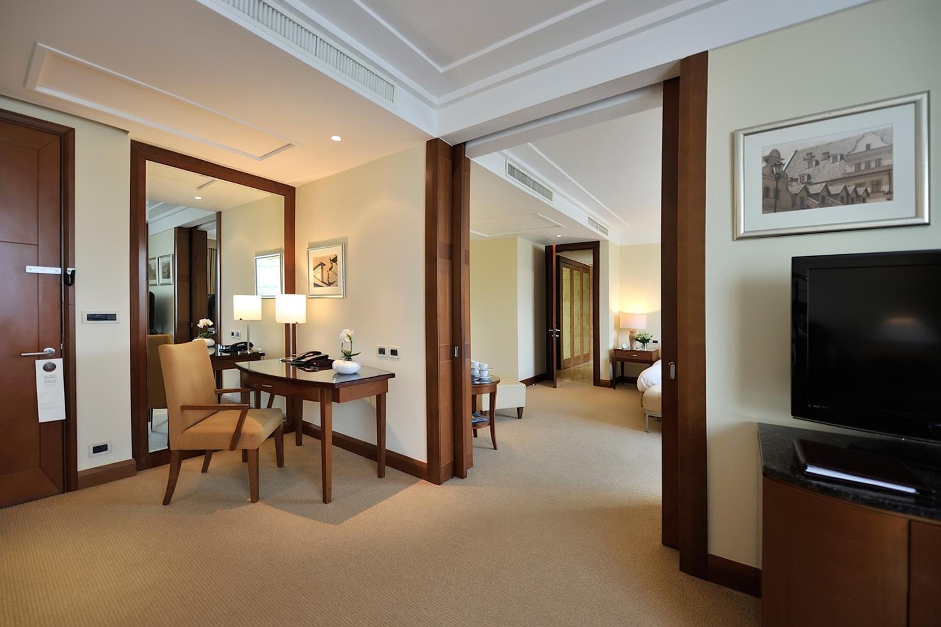 Executive Suite - Photo 6