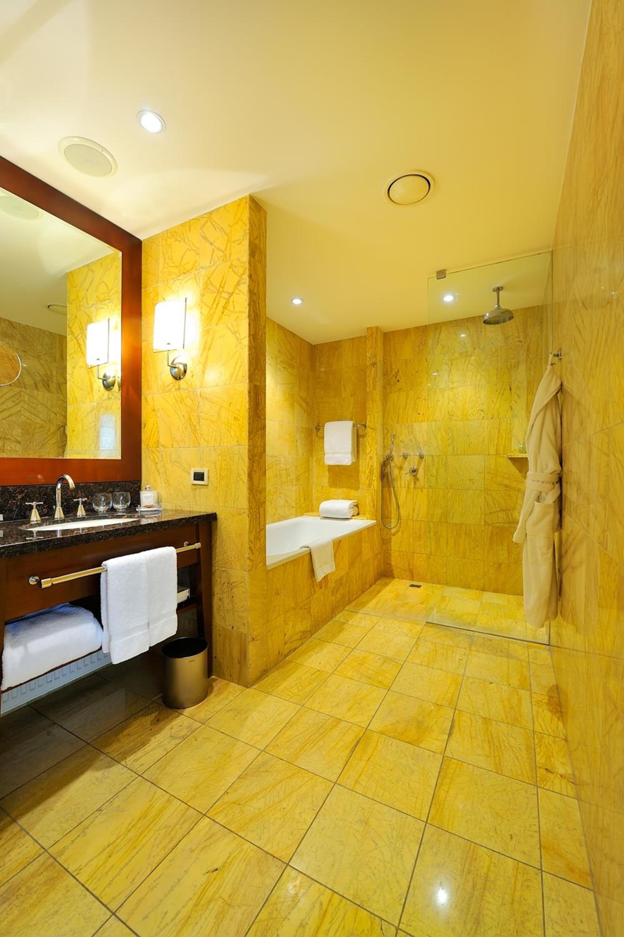 Deluxe King Room - Photo 4
