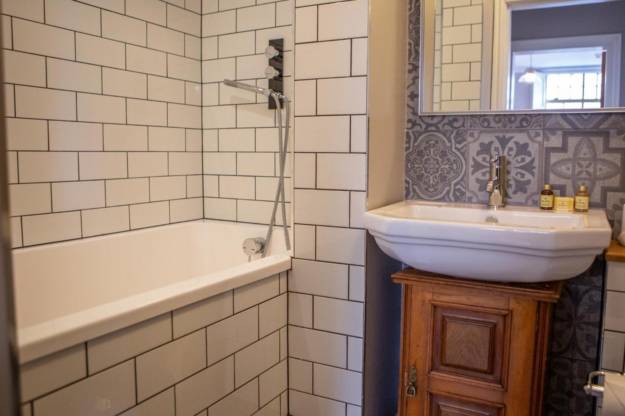 Suite with Lake View - Photo 14