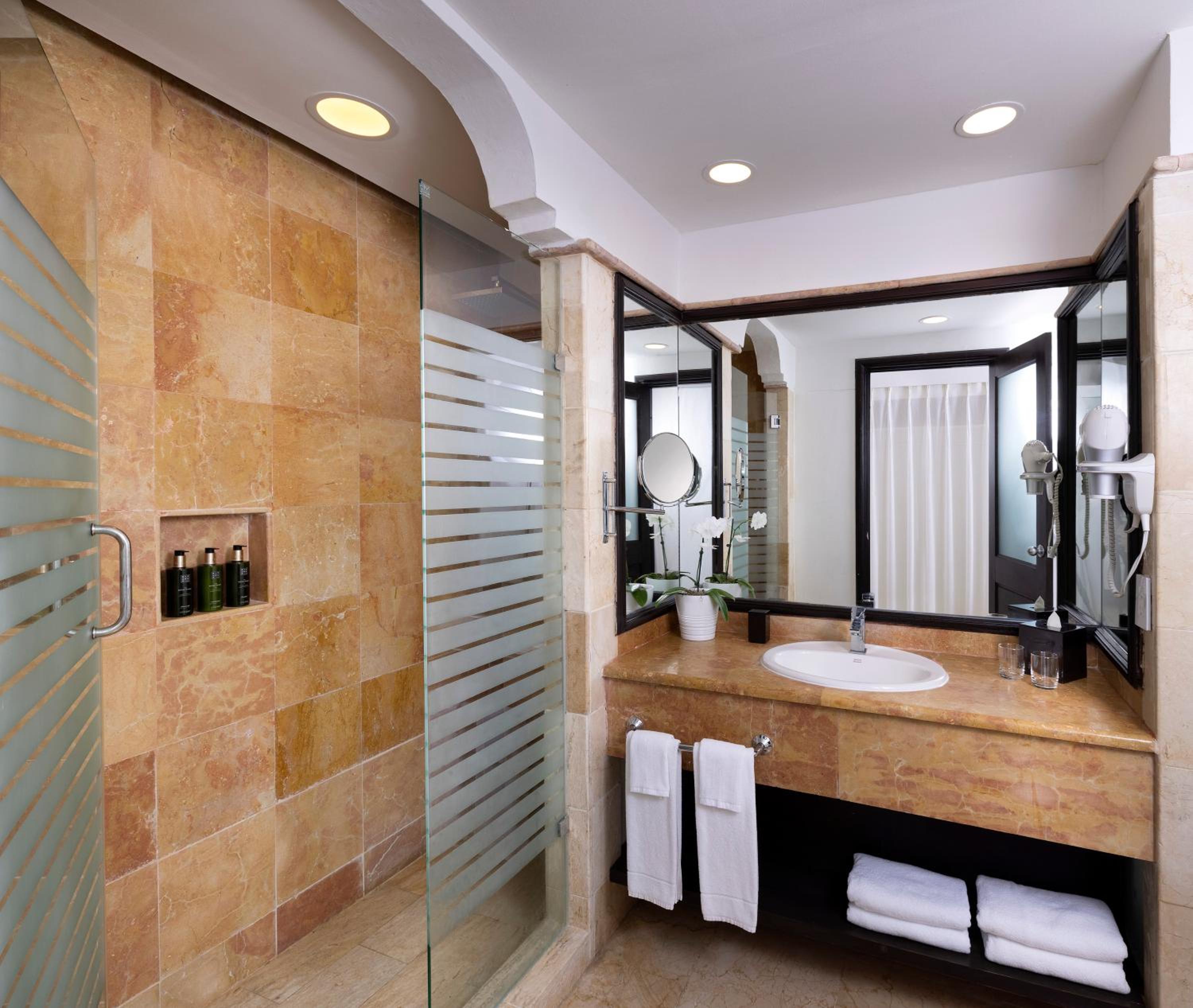 Deluxe Room - Photo 4