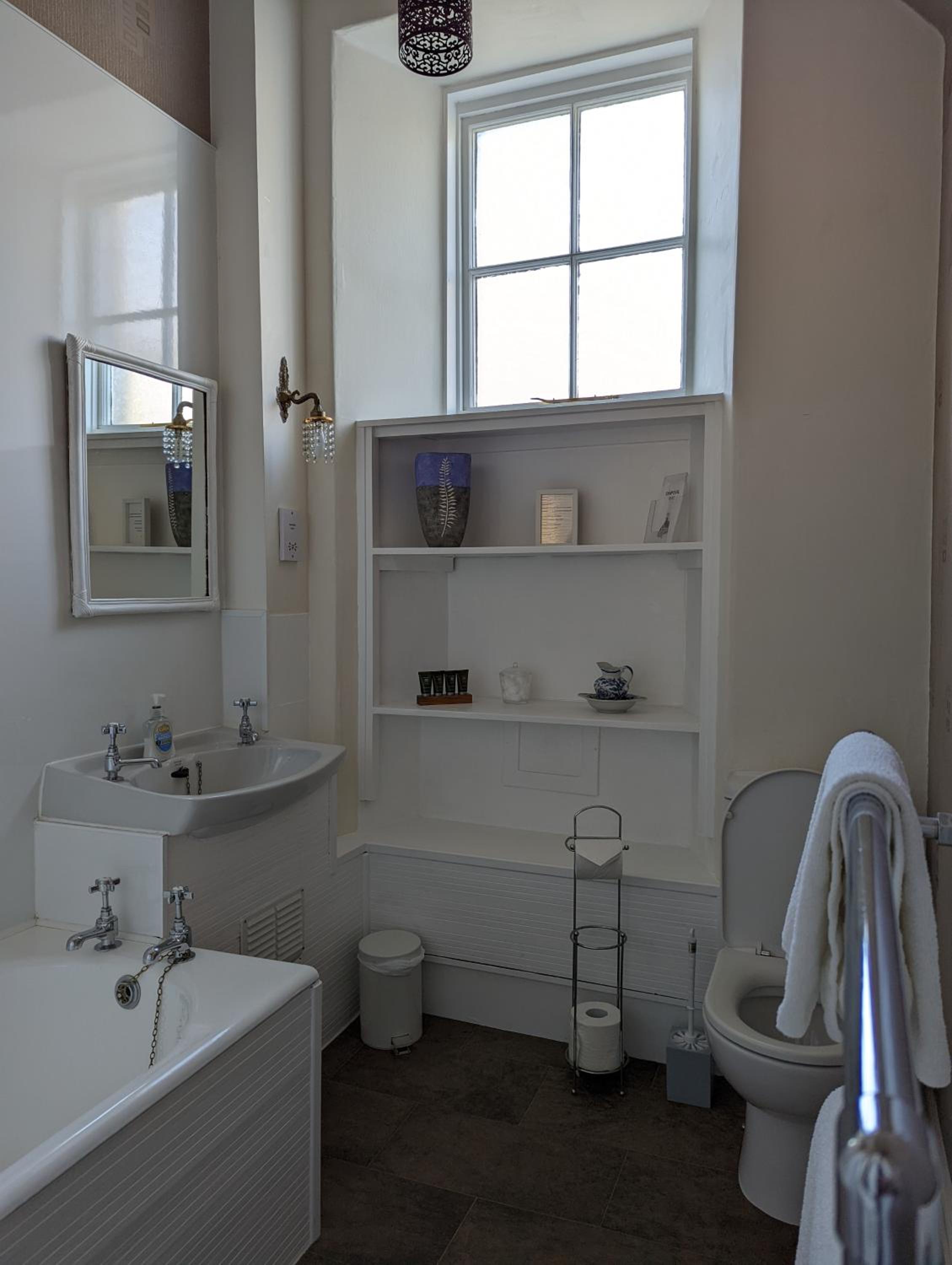 Double Room with Private Bathroom - Photo 9