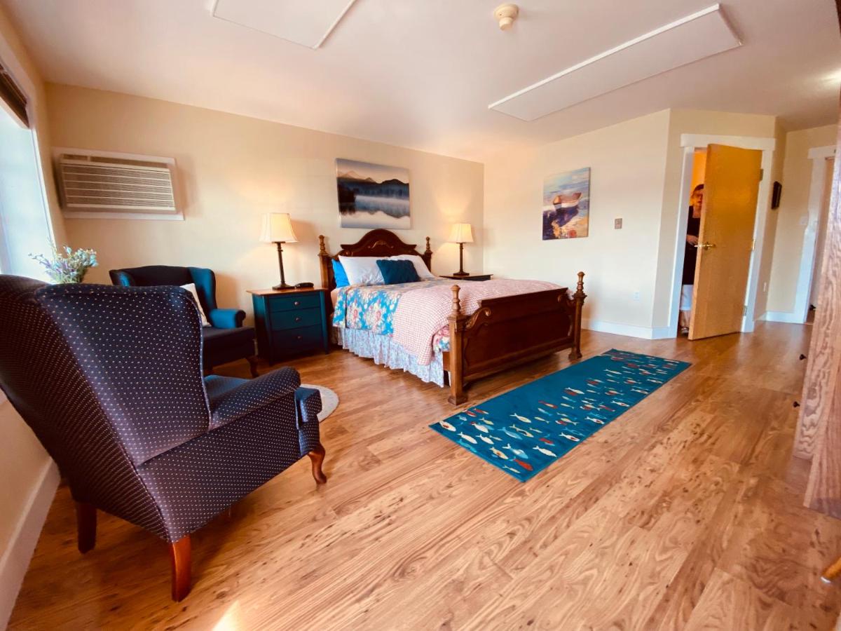 Queen Room - Disability Access with Lake View