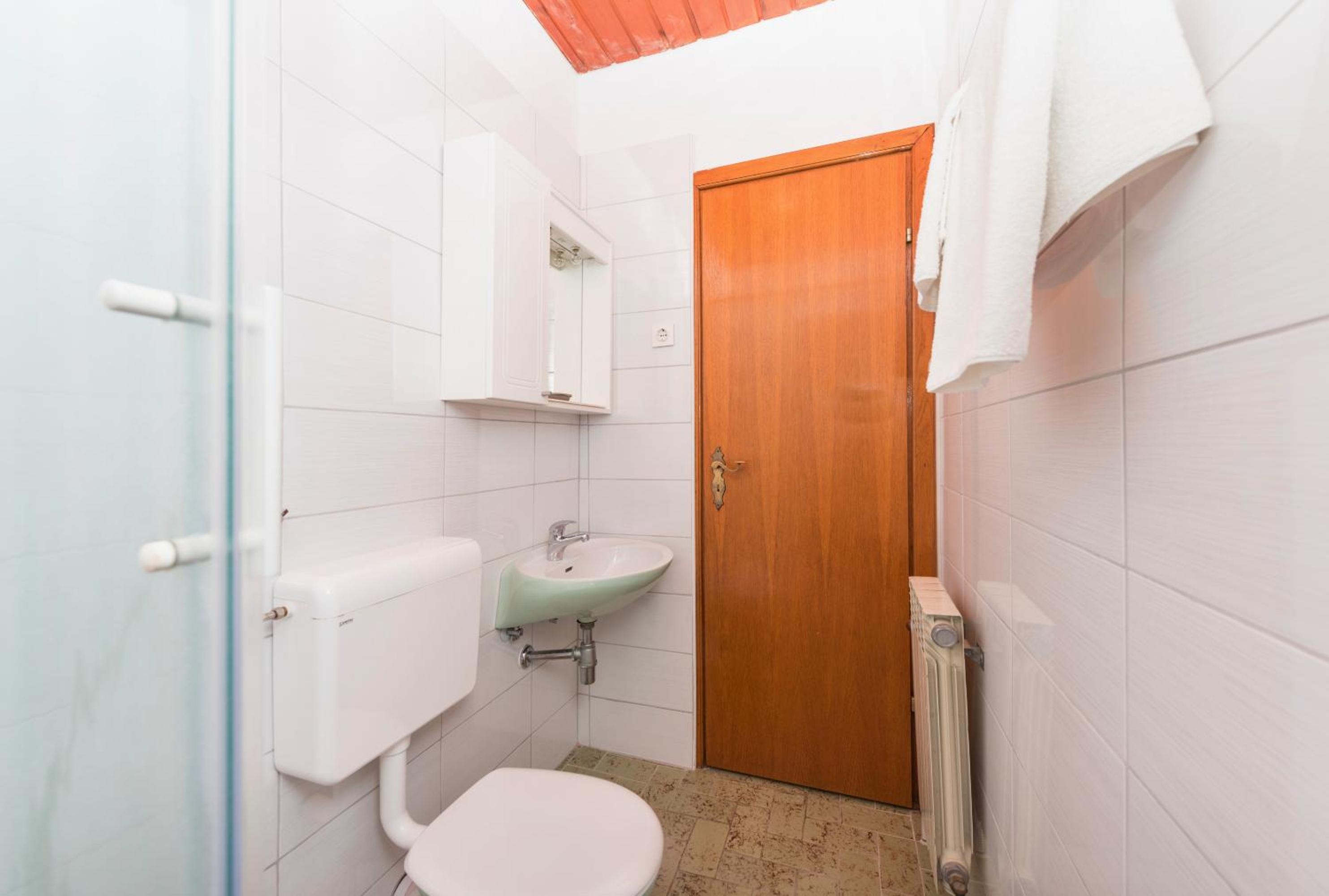 One-Bedroom Apartment - Photo 2