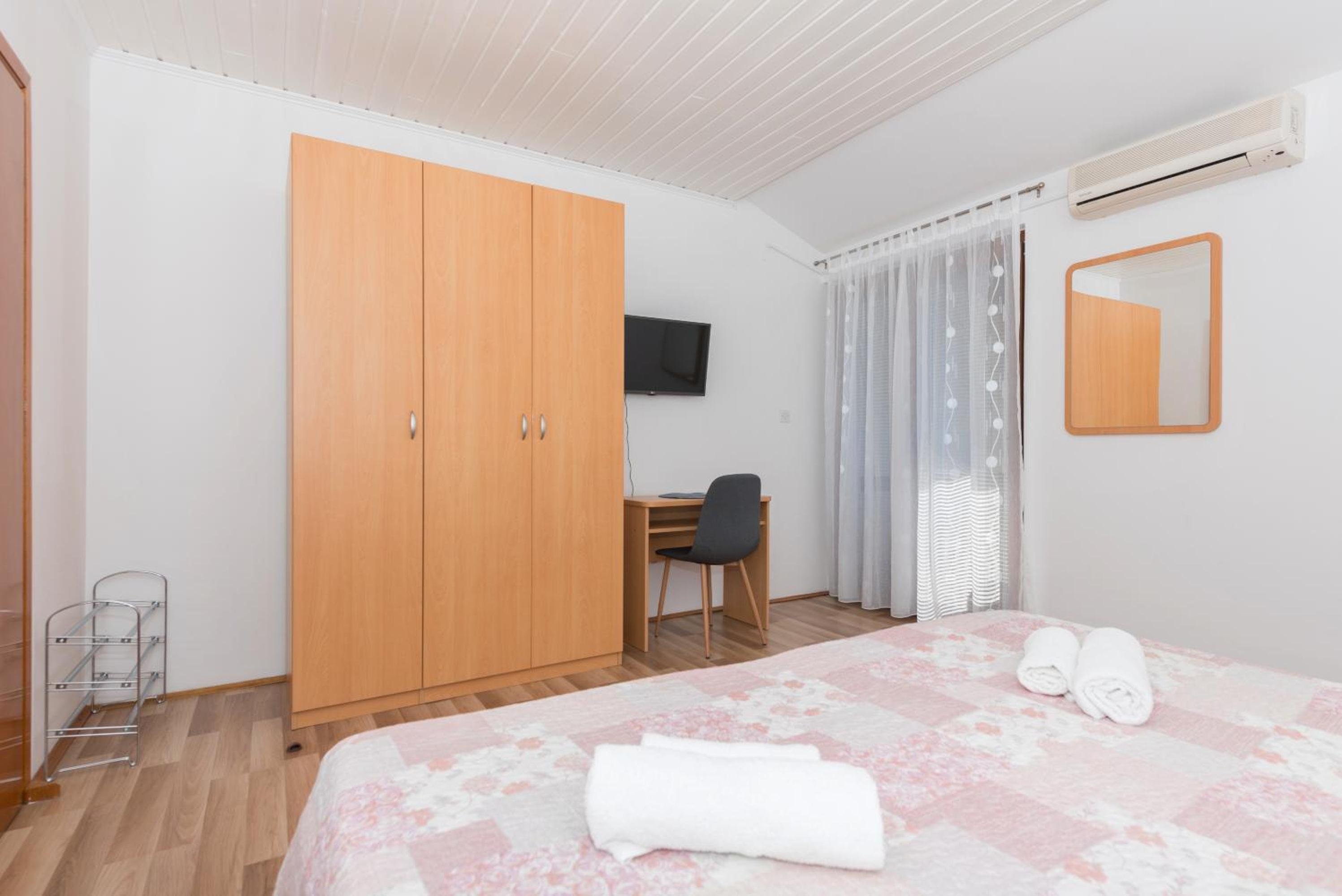 One-Bedroom Apartment - Photo 4