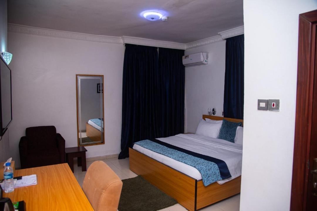 Deluxe Room (2 Adults + 1 Child) photo 2