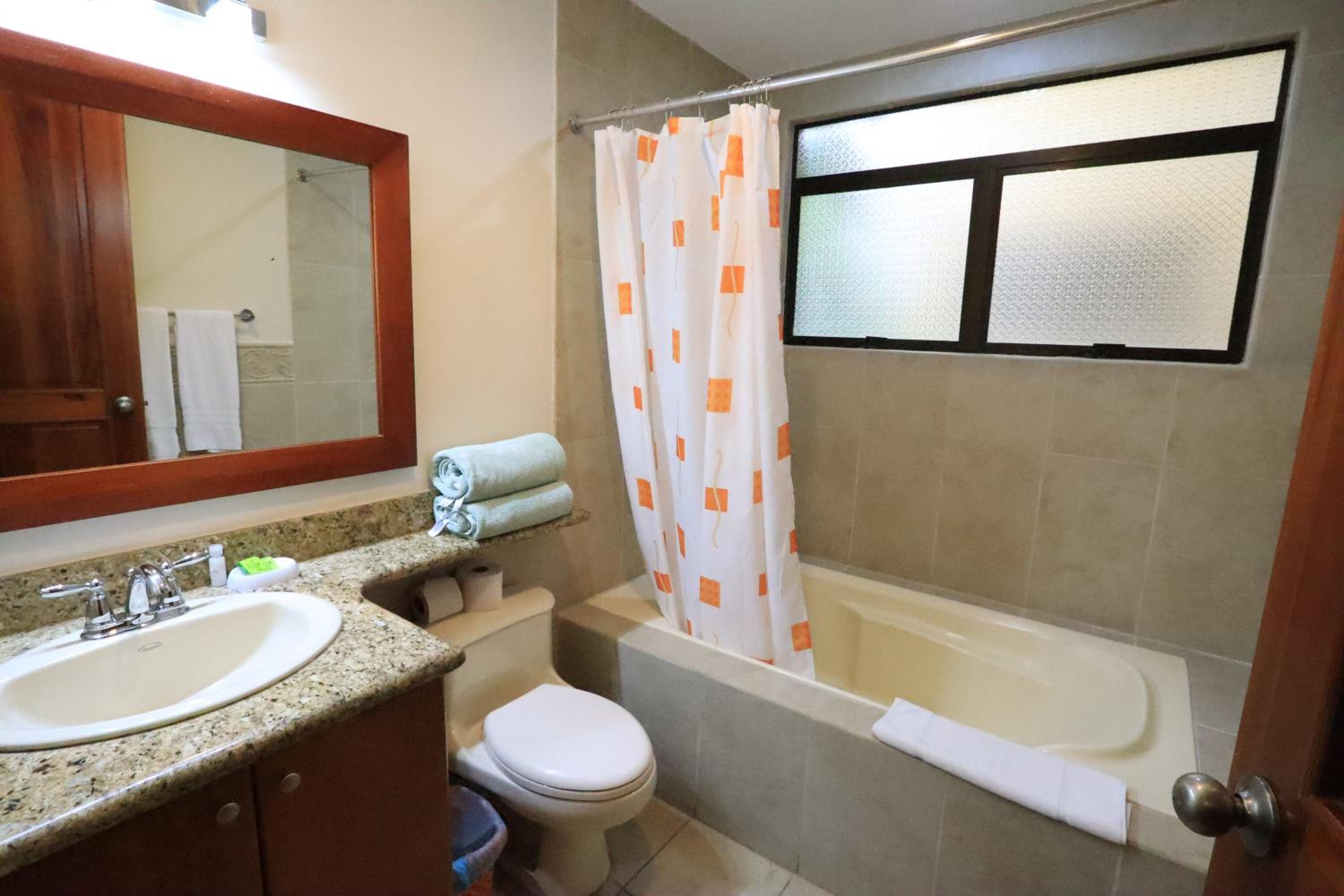 Two-Bedroom Apartment with Garden View - Photo 5