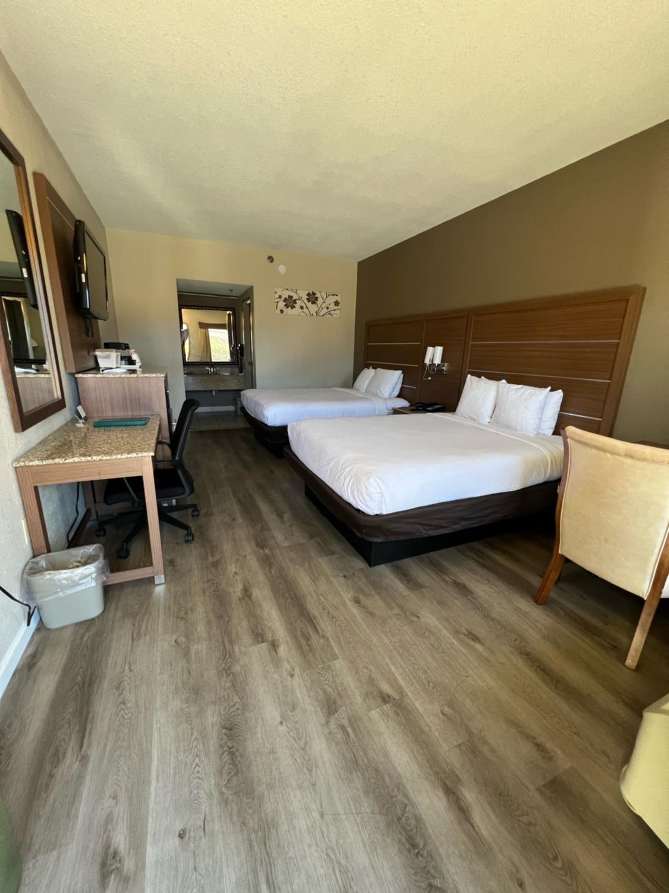 Queen Room with Two Queen Beds - Non-Smoking - Photo 3
