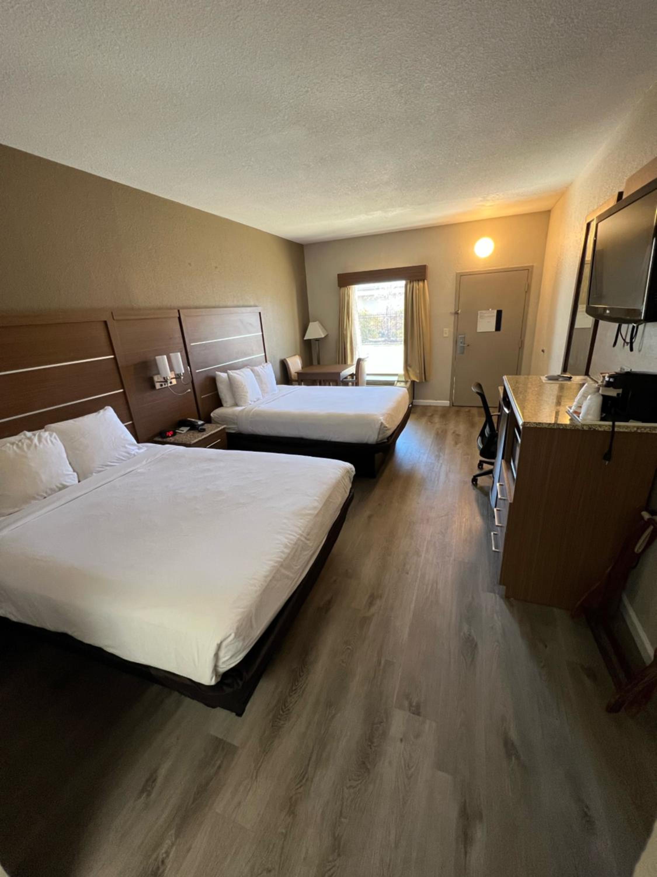 Queen Room with Two Queen Beds - Non-Smoking - Photo 5