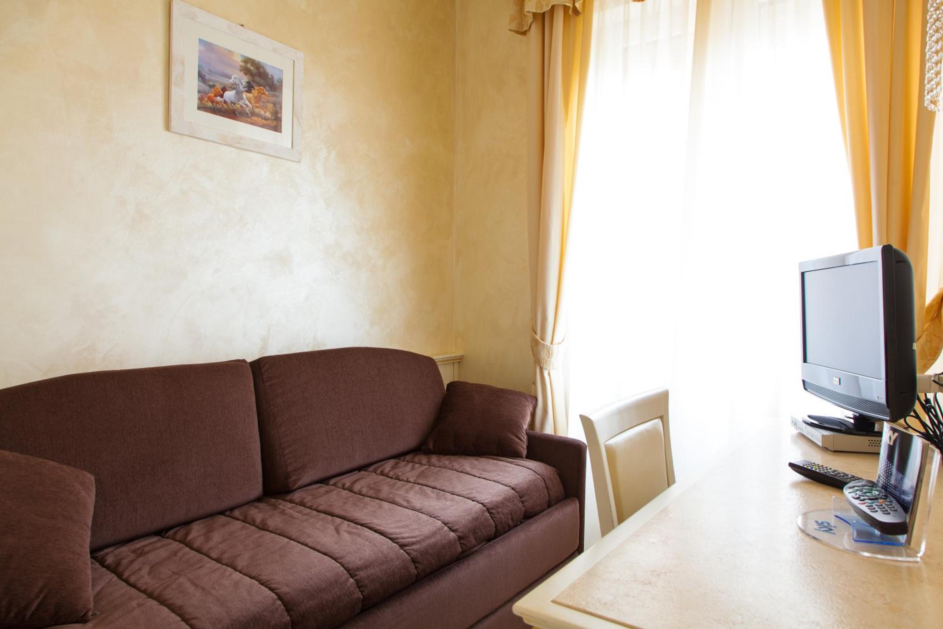 Superior Family Room - Photo 9