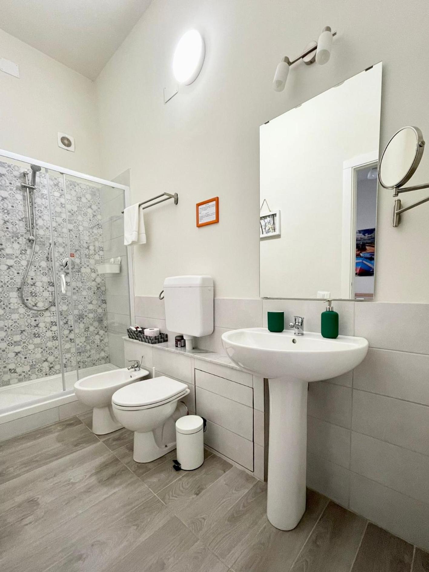Deluxe Double Room with Balcony - Photo 23