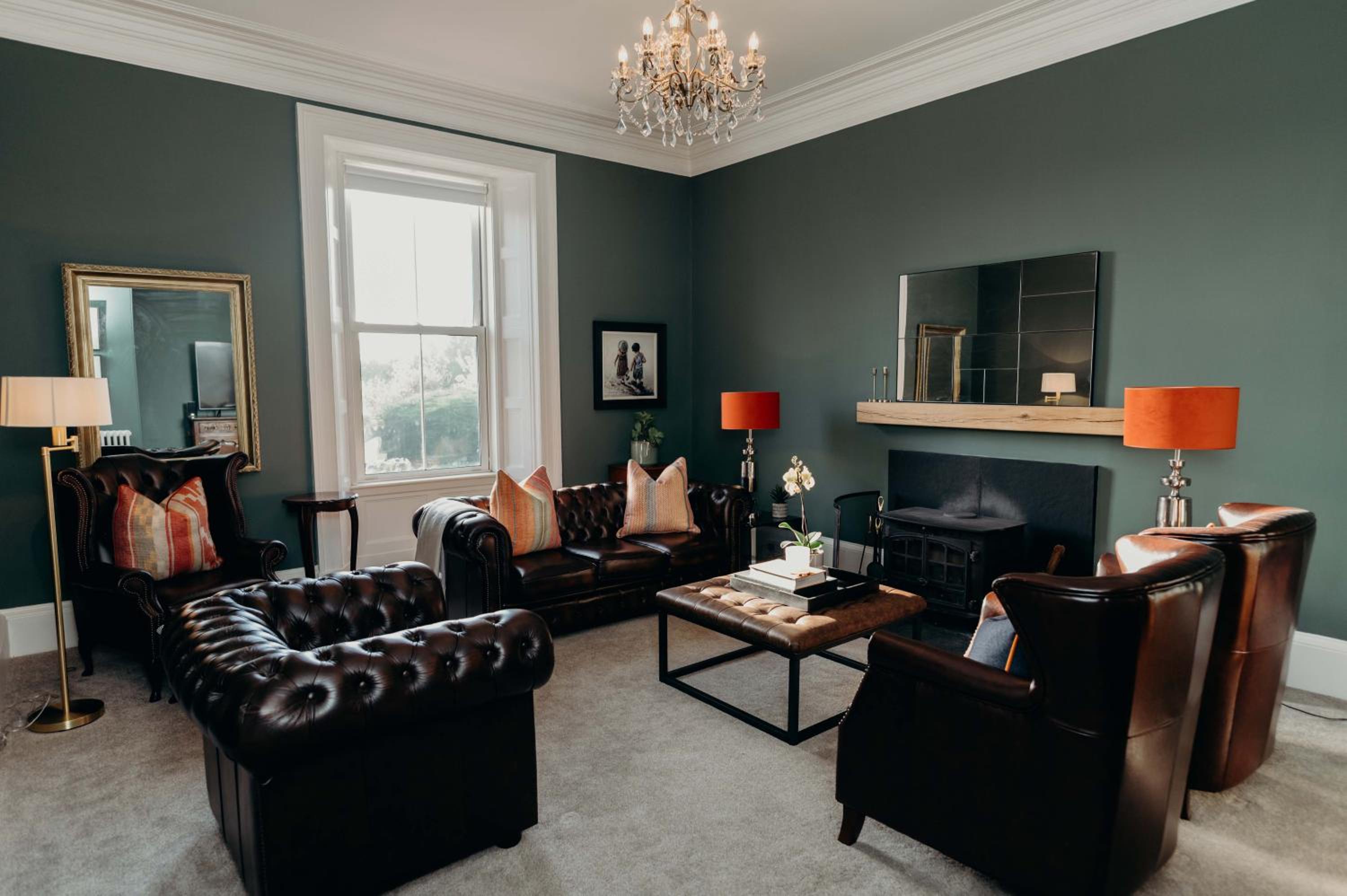 Eight-Bedroom House photo 1