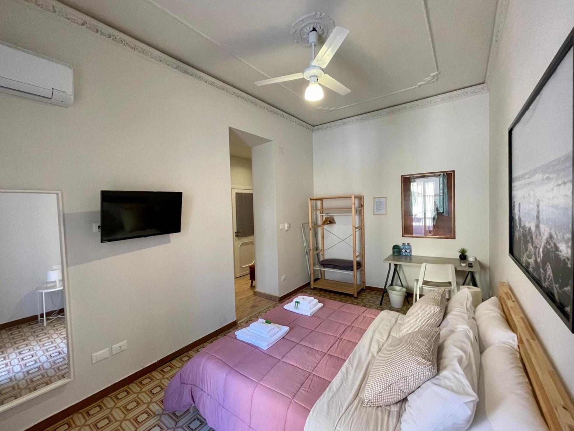 Deluxe Double Room with Balcony - Photo 3