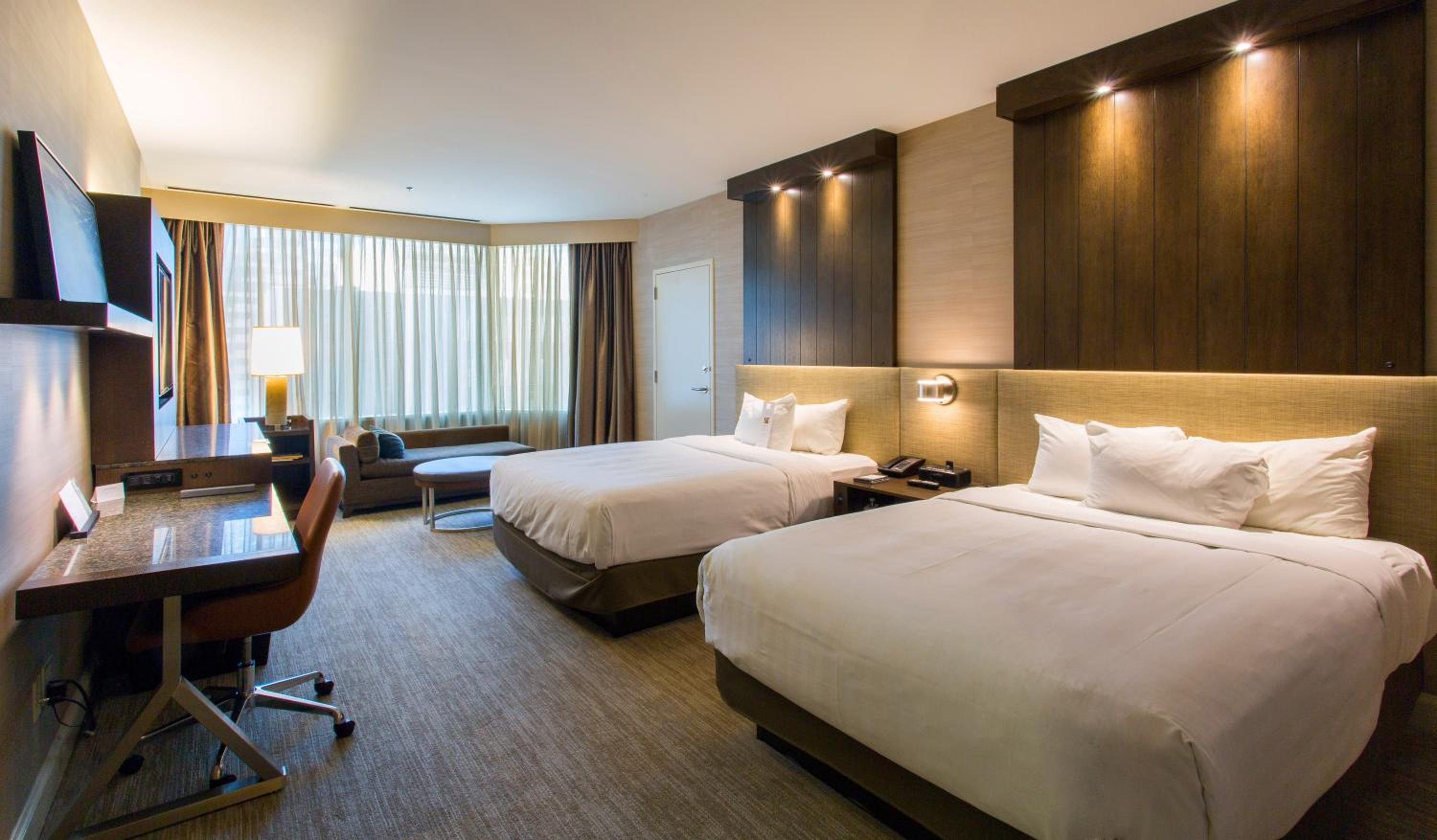 Queen Room with Two Queen Beds and Accessible Shower - Disability Access - Photo 5
