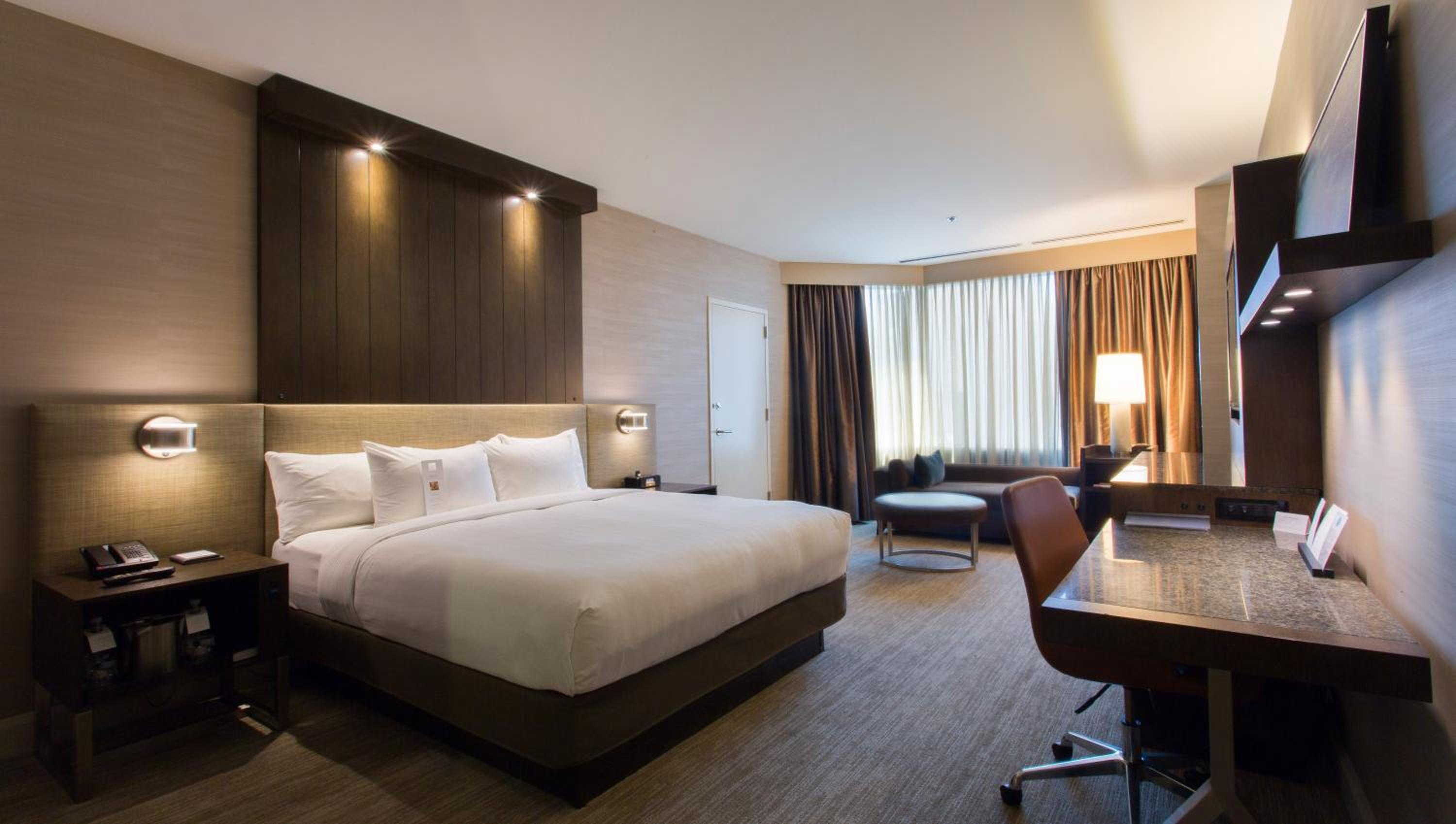 Corner Deluxe King Room - Photo 4