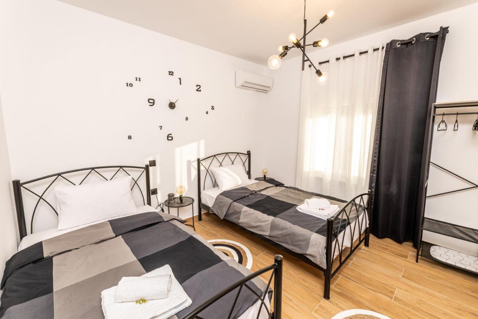 Two-Bedroom House - Photo 22