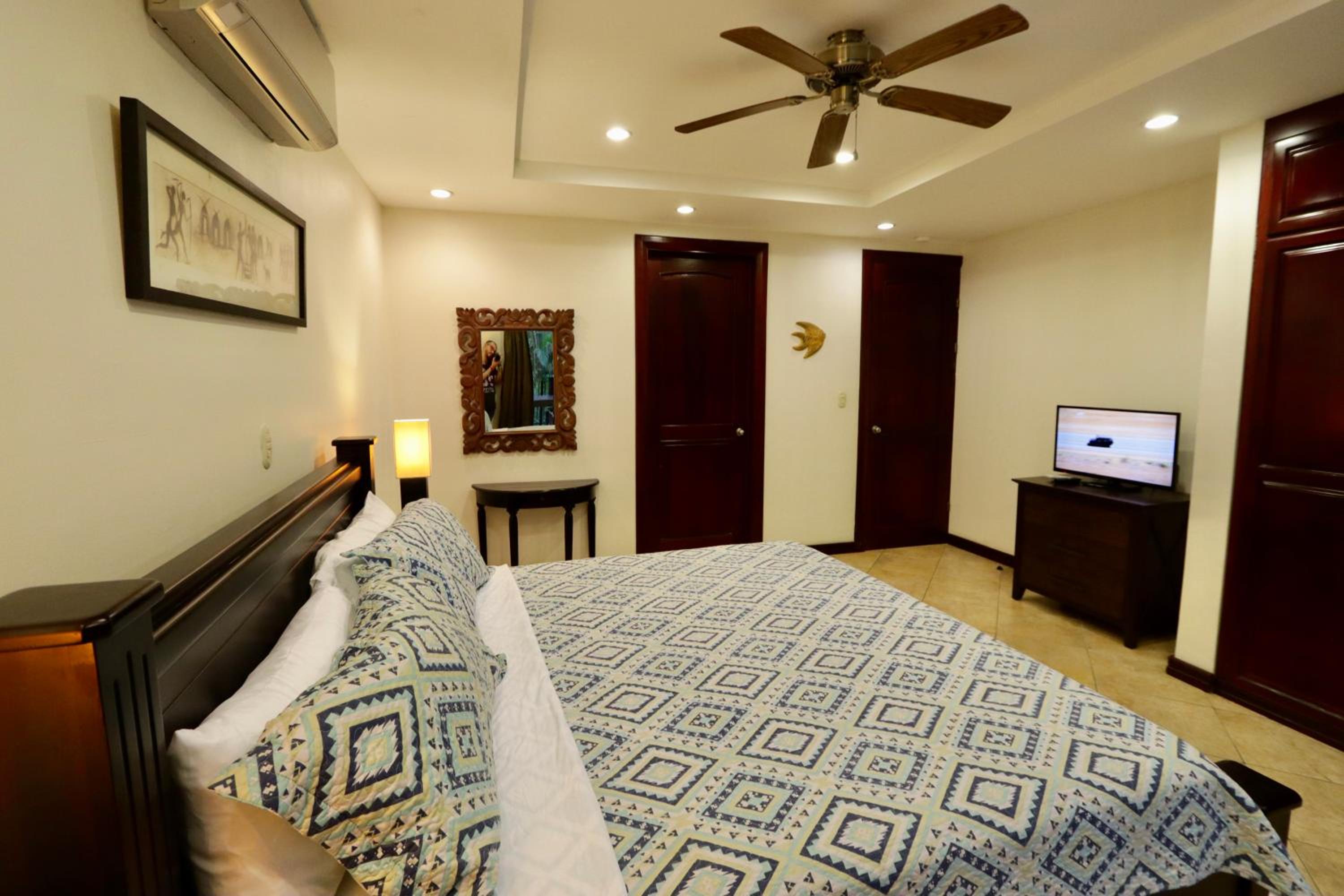 Family Room with Mountain View - Photo 7