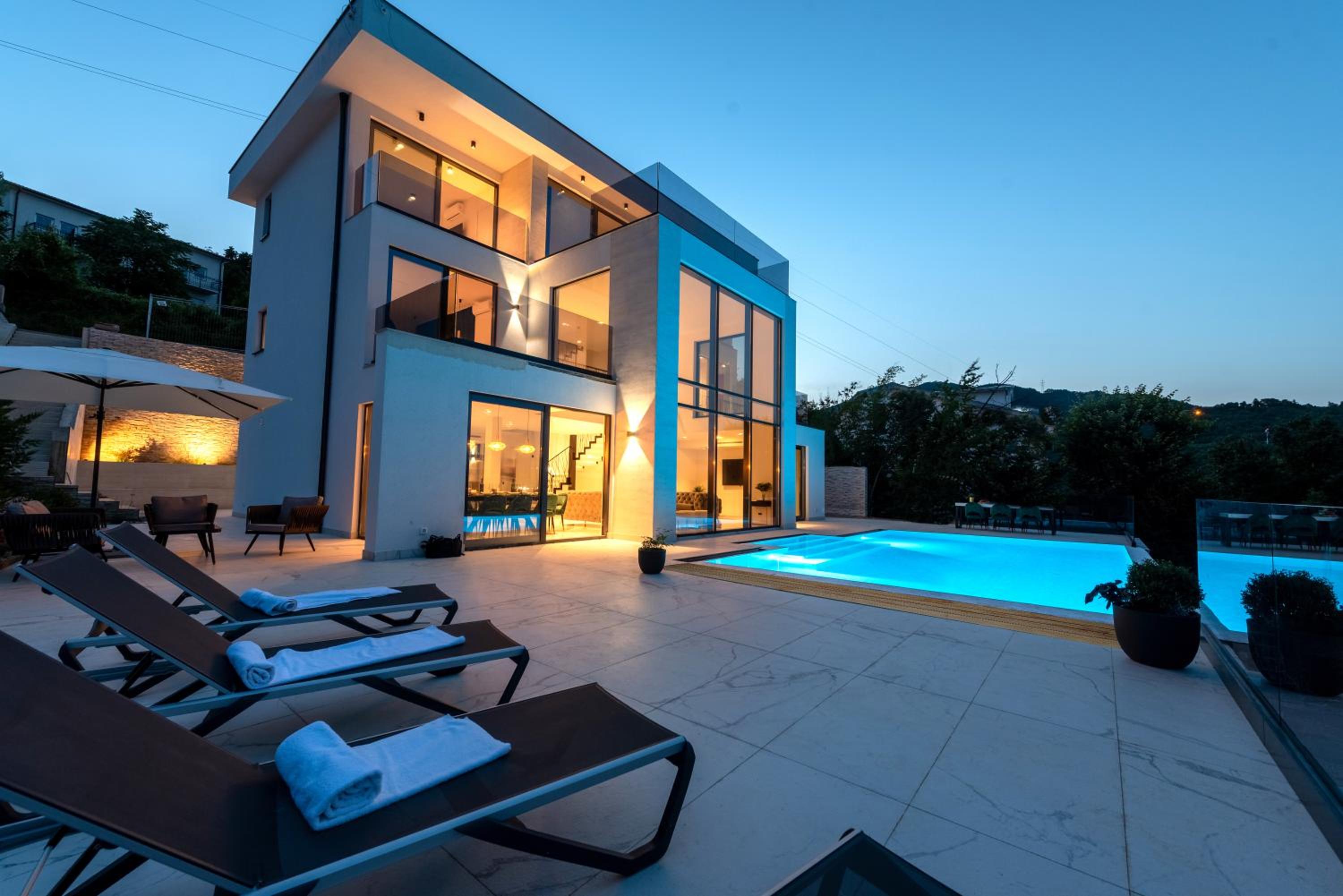 Five-Bedroom Villa with Heated Pool and Hot Tub photo 2