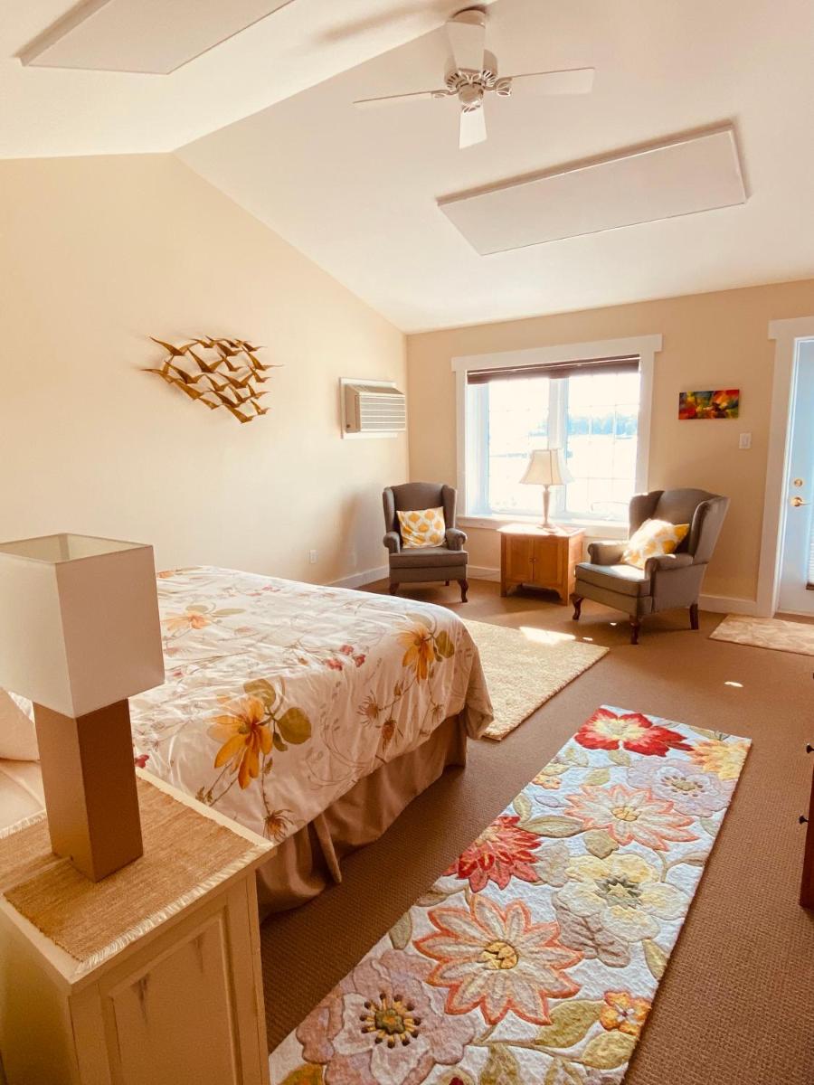Superior King Room with Lake View photo 1