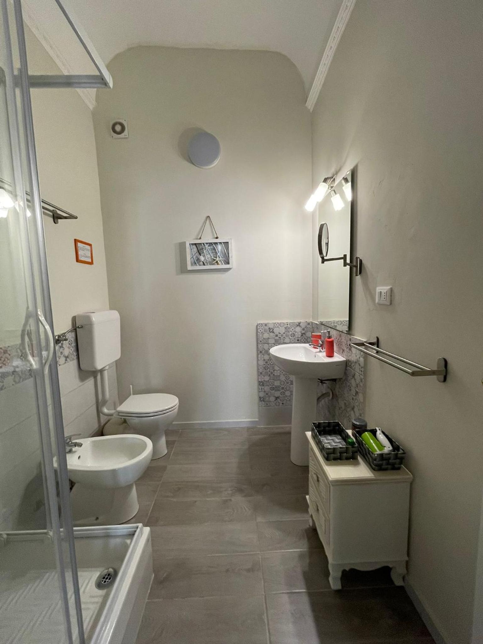 Deluxe Double Room with Balcony - Photo 15